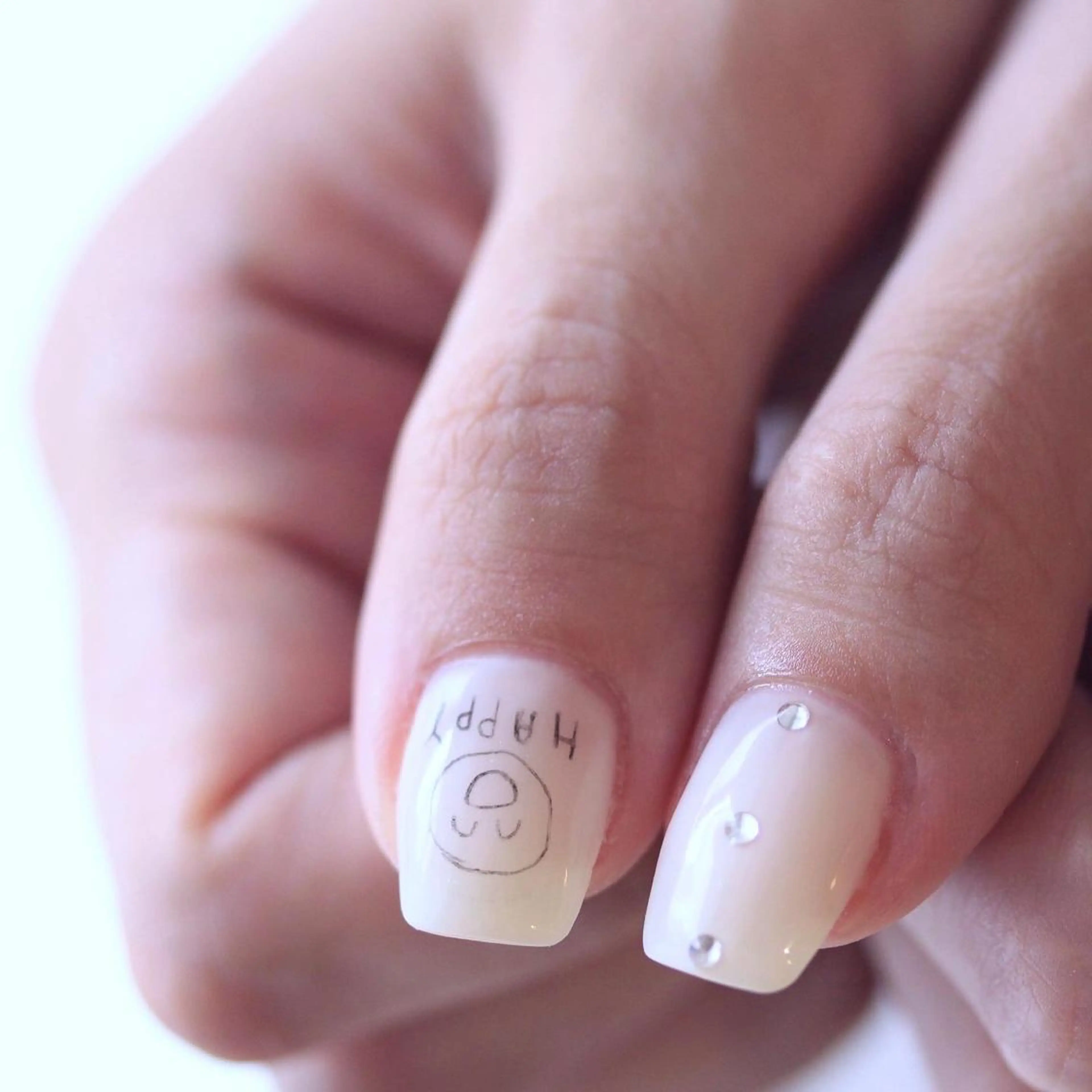 ネイル 氷ネイル・うるうるネイル ニュアンスネイル オフィスネイル シンプルネイル 夏ネイル ハンドネイル Elio 国泰寺のネイルデザイン