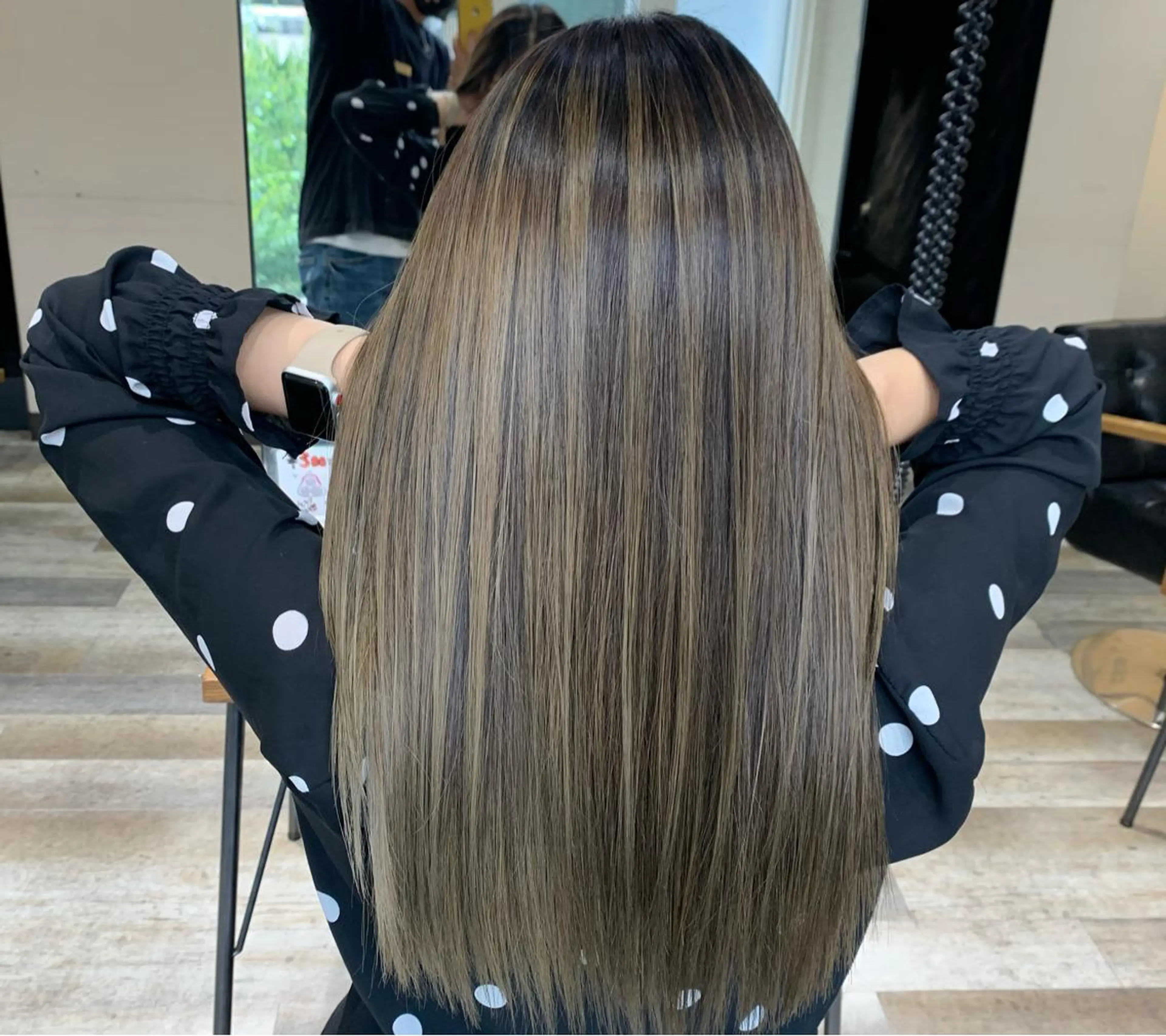 ロング カラー バレイヤージュ レイヤーカット ブリーチ特化/ハイト ーン/ホワイトカラーのヘアスタイル