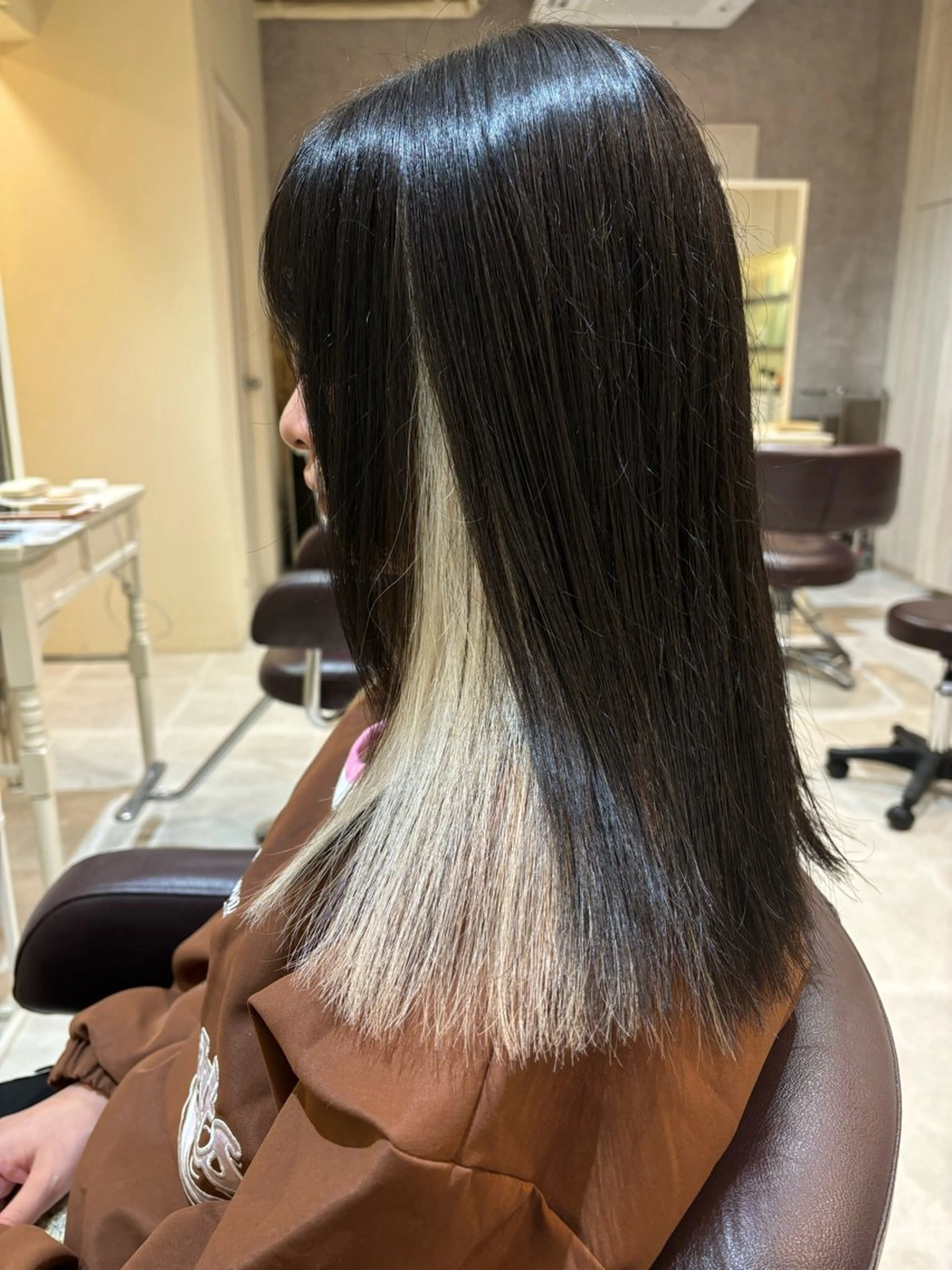 セミロング カラー ベージュカラー ブリーチ イヤリングカラー インナーカラー ホワイトベージュ ヘアカラー トリートメント SALOWIN名古屋栄店所属・Yuuki🌷名古屋 栄 カラー/ボブのヘアスタイル