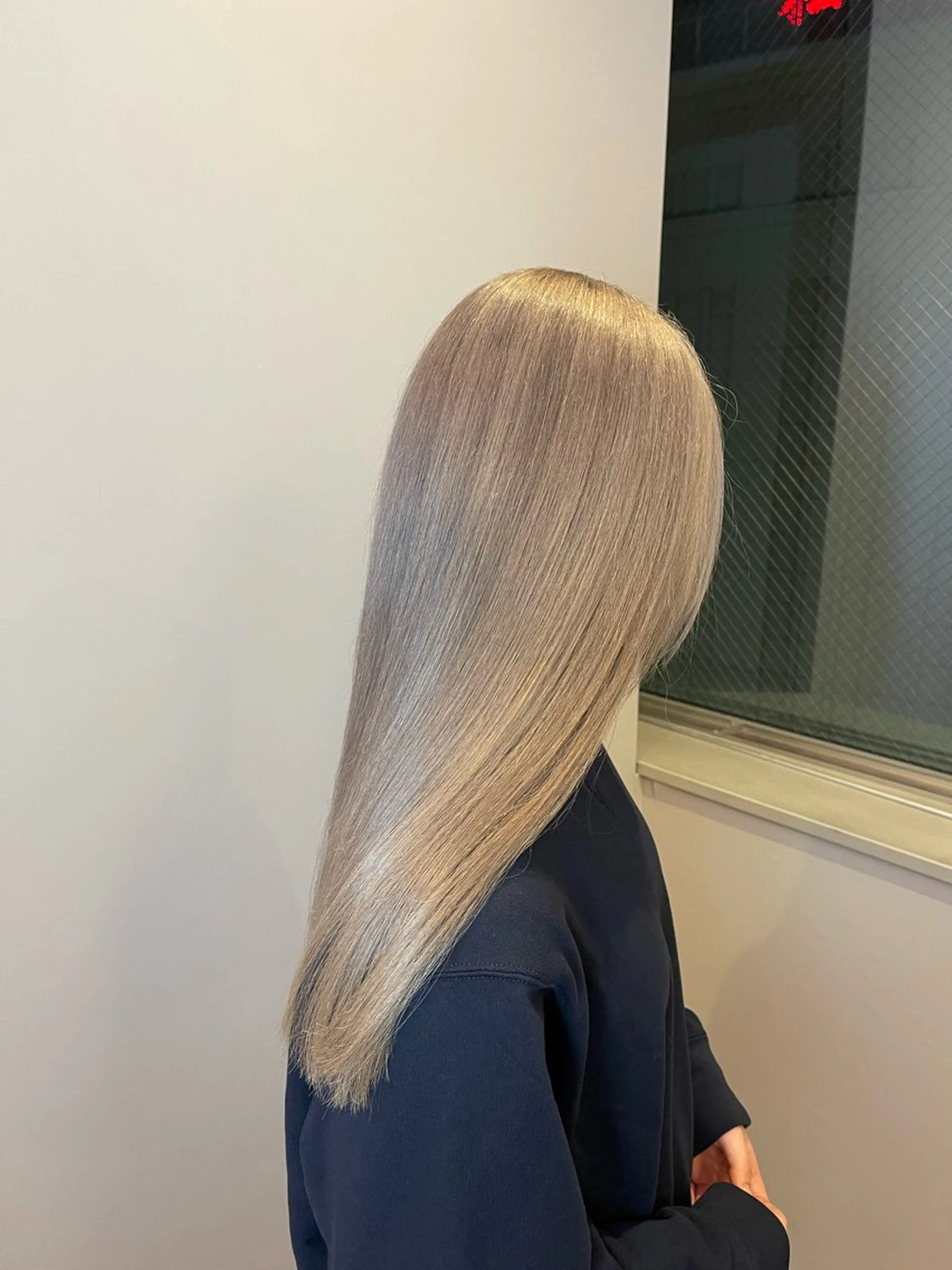 ケアブリーチ+ダメージレス艶カラー+集中補修ケアトリートメントの写真