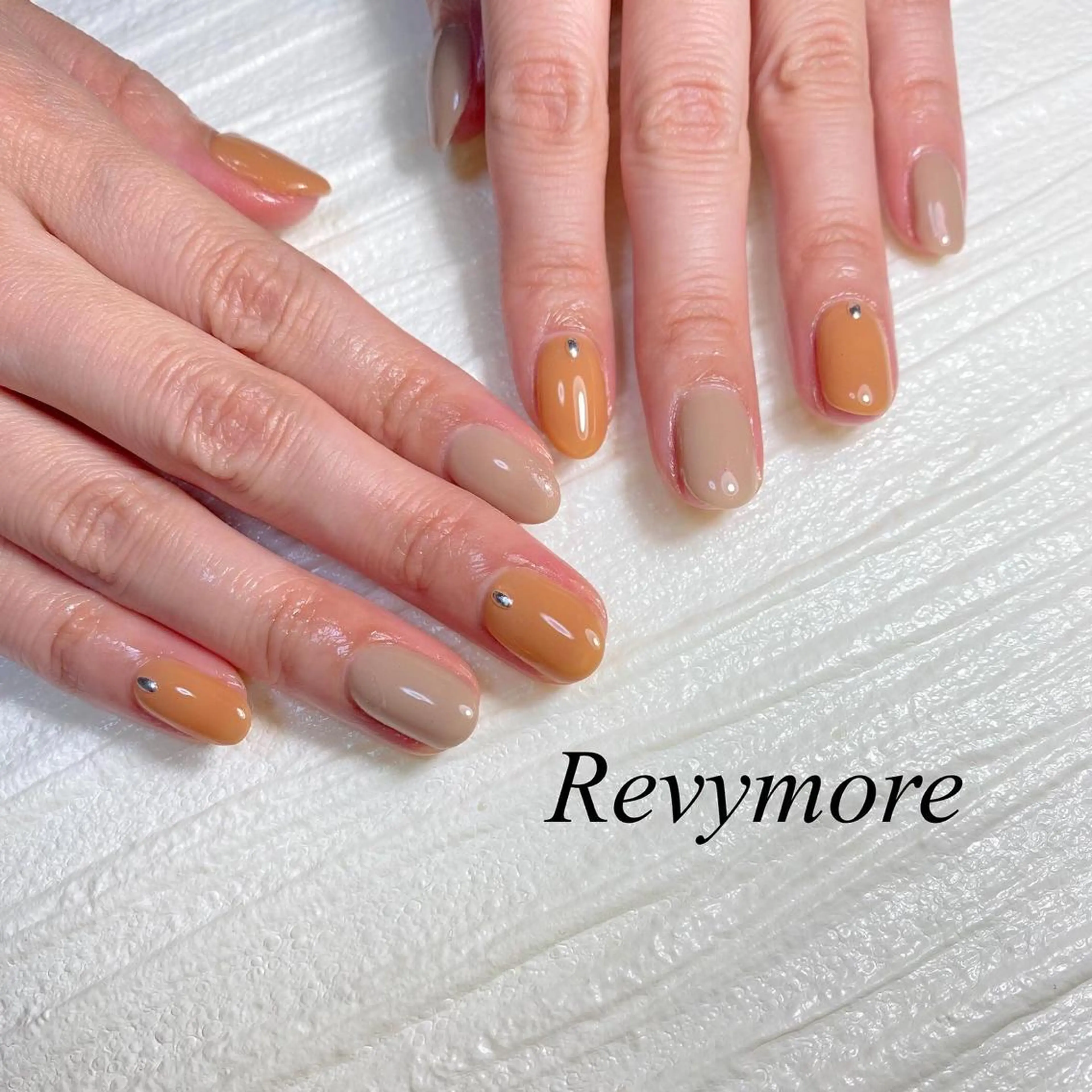 ミディアム ネイル 韓国風ヘア ジェルネイル キラキラネイル 韓国ネイル ニュアンスネイル nail salon Revymoreのネイルデザイン