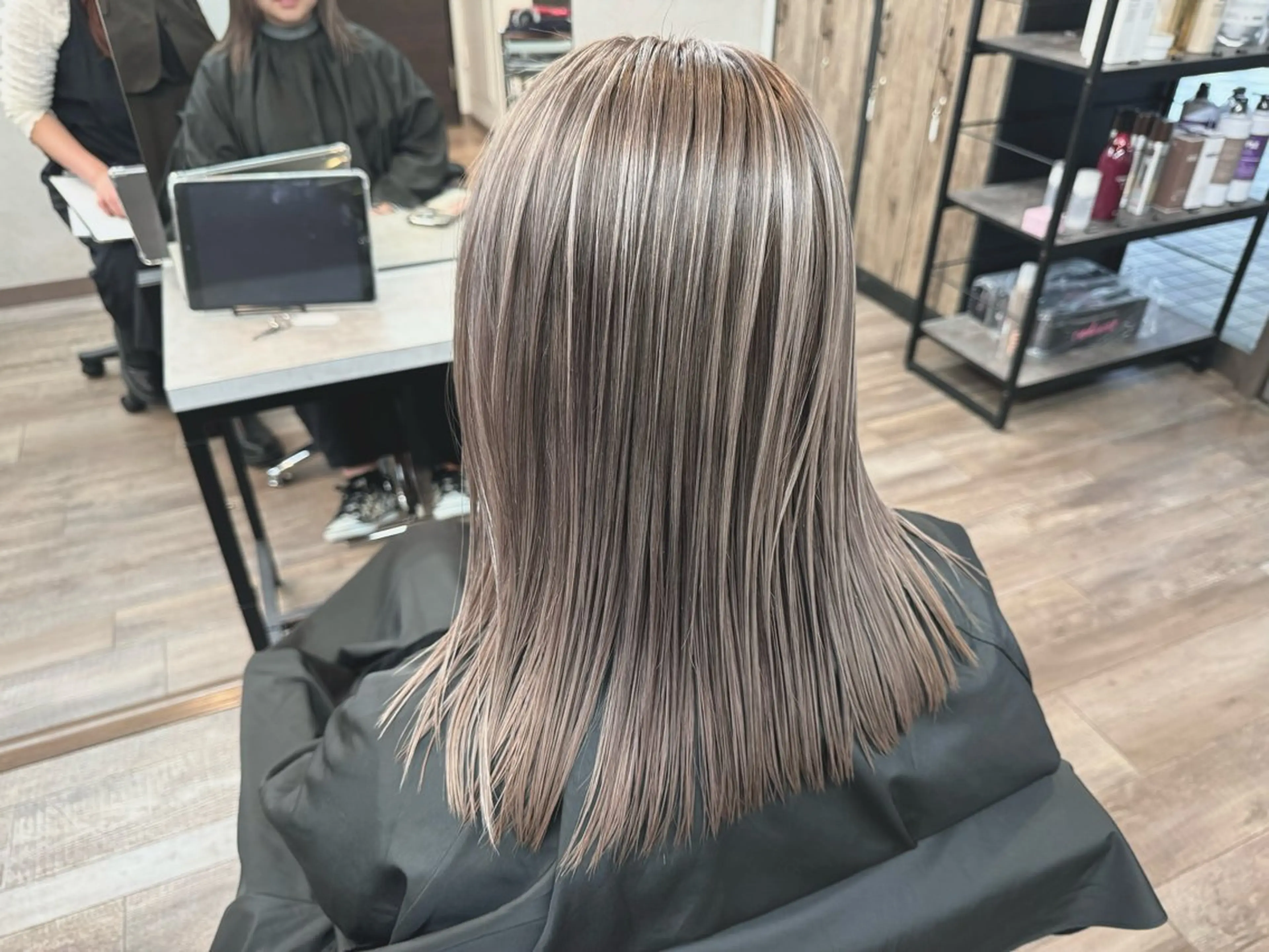 セミロング ハイライト 井上 彩加のヘアスタイル