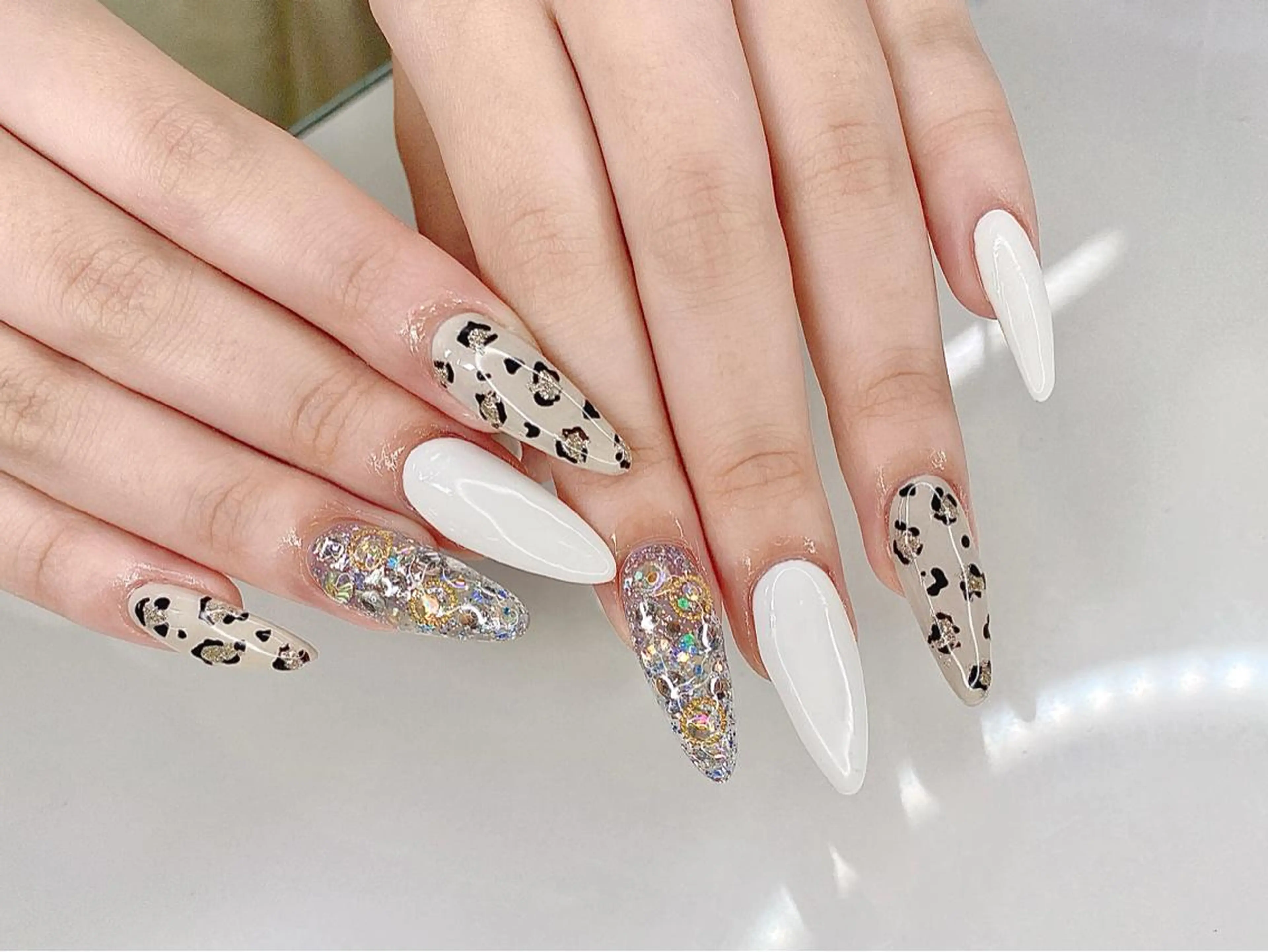 ネイル ハンドネイル I-nailロング /ワンホン/キラキラのネイルデザイン