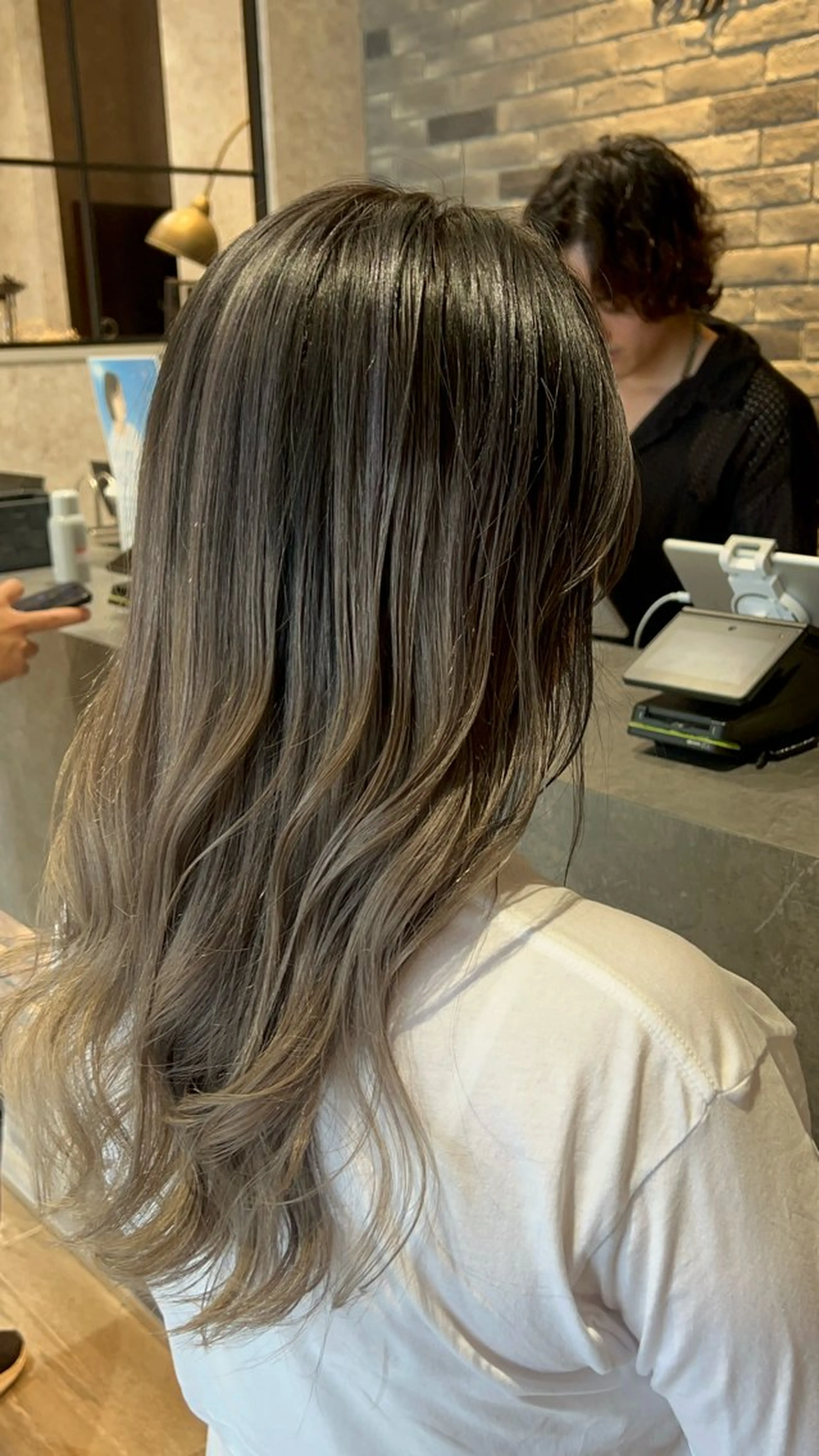 ロング カラー ブリーチ ダブルカラー シルバー ヘアカラー トリートメント earth尾形美穂 🫧髪質改善縮毛🫧のヘアスタイル