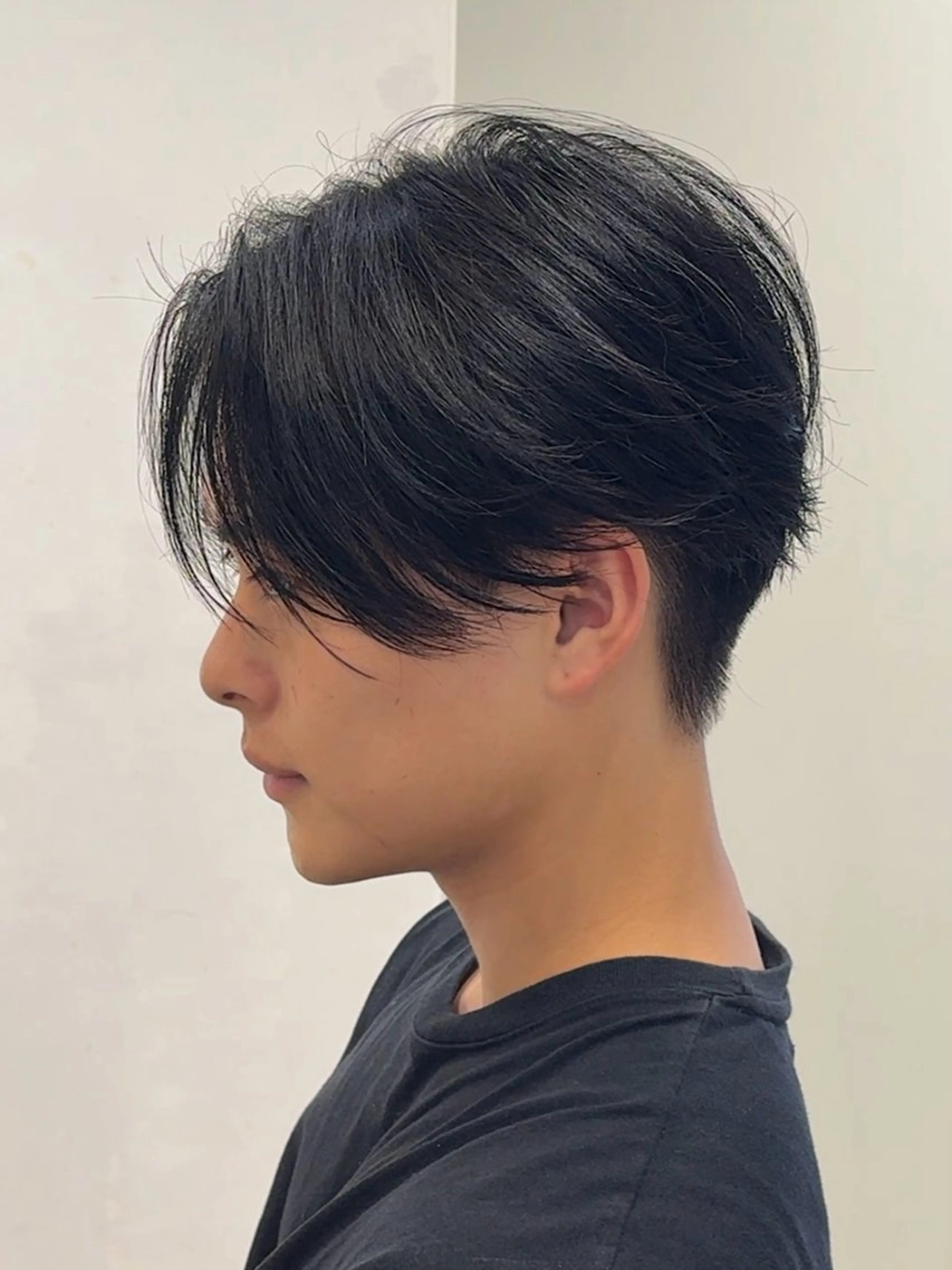 ミディアム メンズ センターパート 刈り上げ サロンズ内B区画所属・新宿メンズ専門 メンズパーマ特化のヘアスタイル