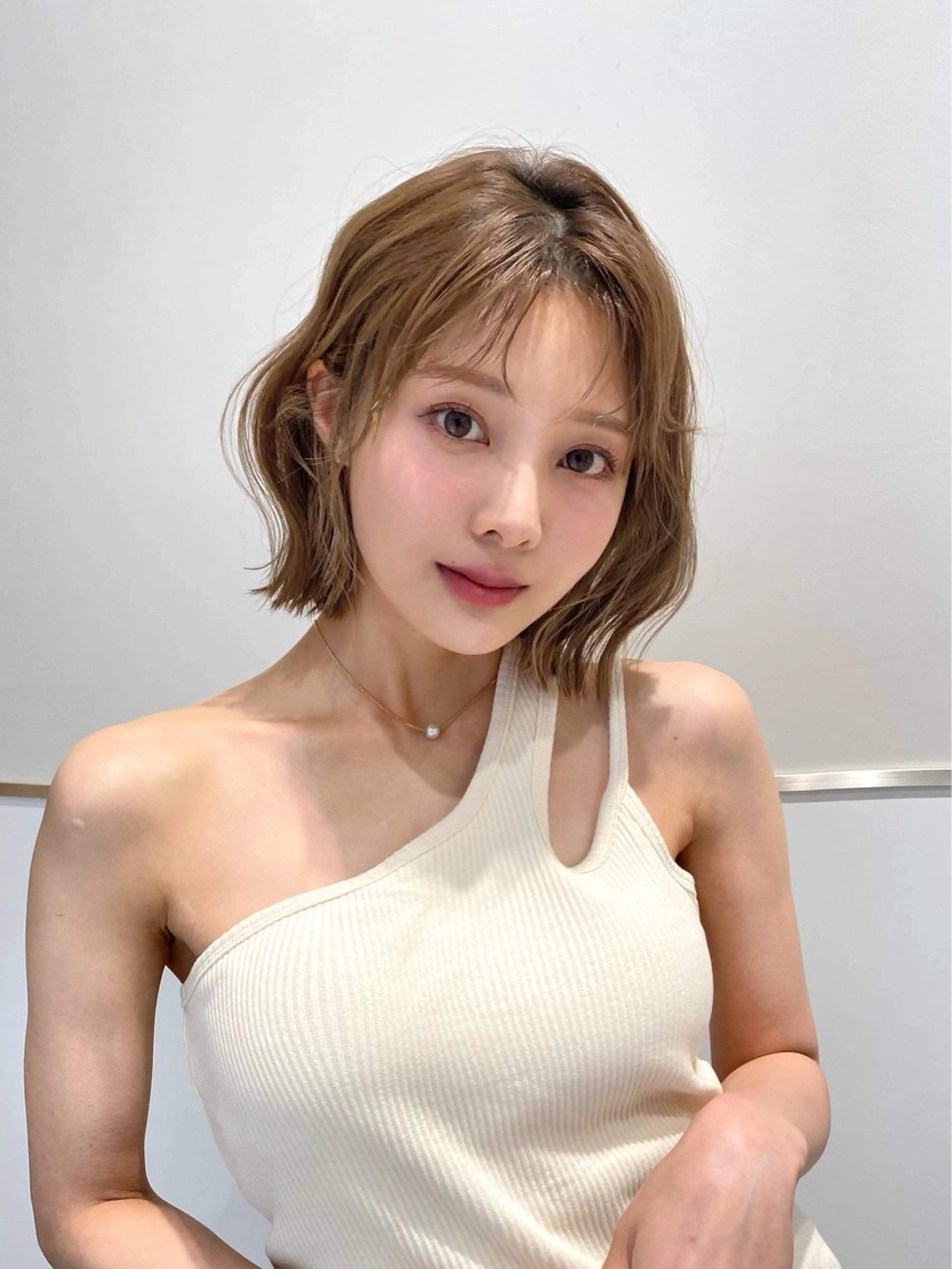 ミディアム カラー パーマ ヘアアレンジ ミディアムパーマ アッシュ ベージュカラー ブリーチ ハイトーンカラー カット ヘアカラー 小野寺瑞希 /最小顔カットのヘアスタイル