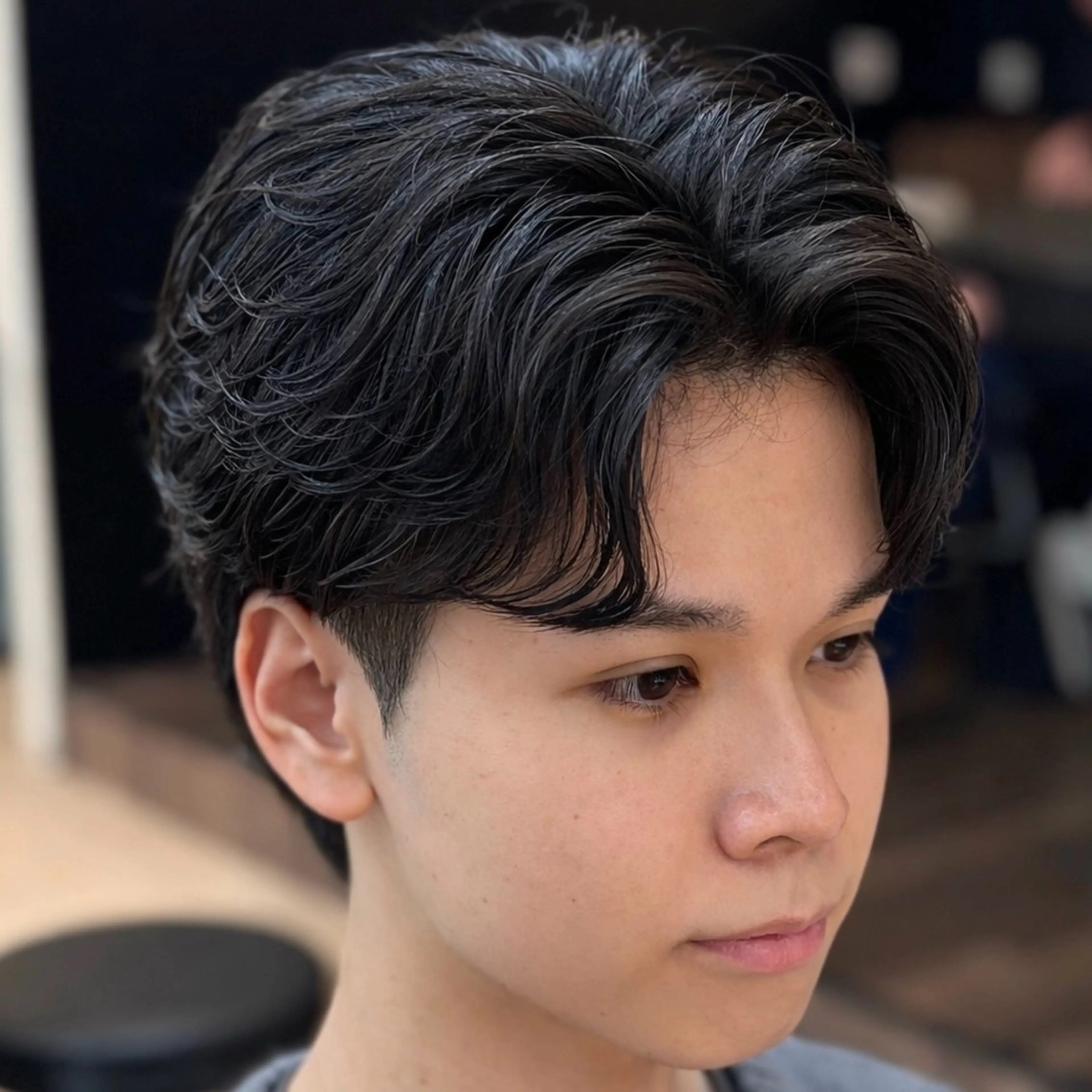 パーマ メンズ センターパート フェザーパーマ メンズパーマ ニュアンスパーマ カット パーマ 男の理想を叶える🔥 メンズパーマ特化｜関のヘアスタイル