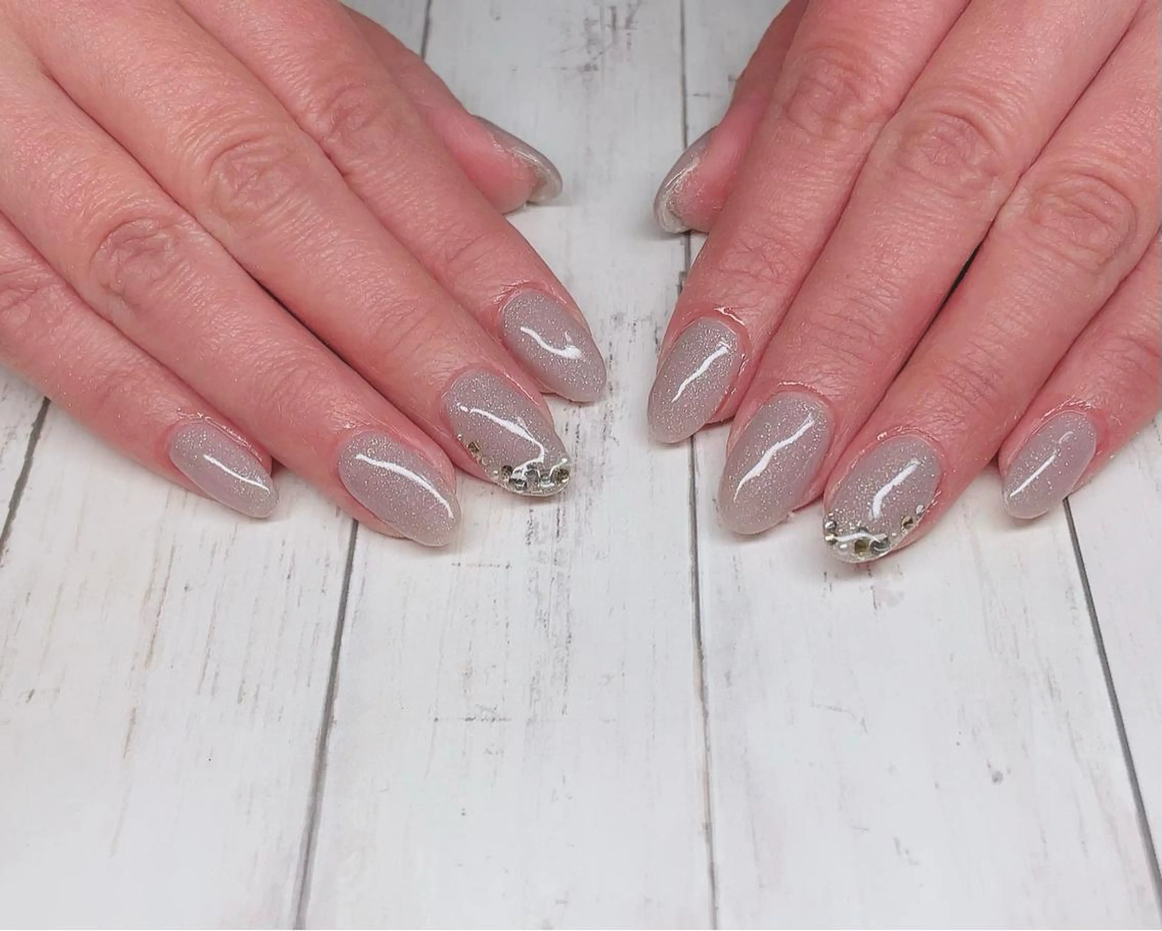 ミディアム ネイル ワンカラーネイル ストーンネイル ハンドネイル Nail_by N1のネイルデザイン