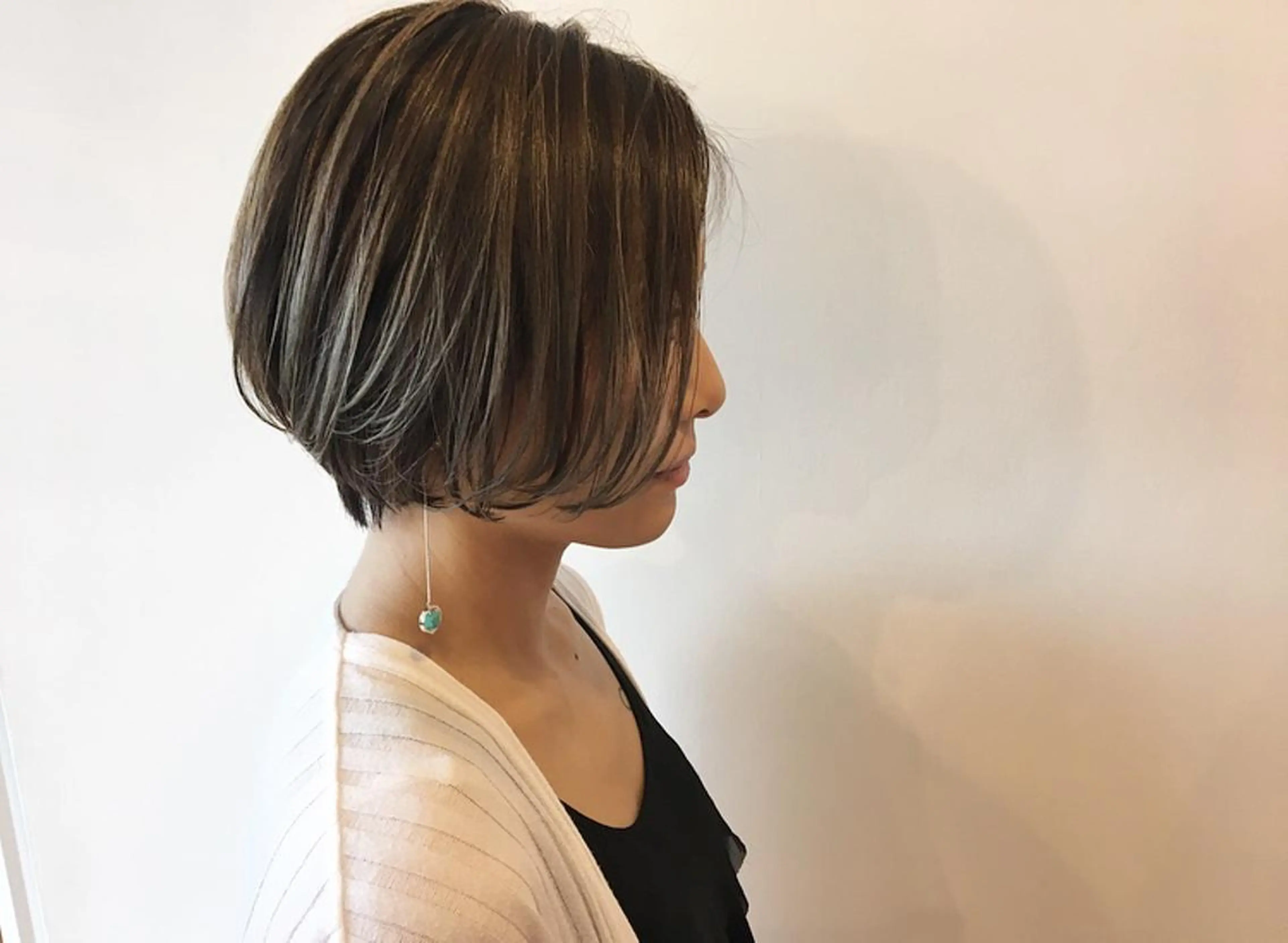 ショート カラー ハンサムショート アッシュ ハイライトカラー シルバー シルバーアッシュ カット ヘアカラー トリートメント 鈴木 翔梧のヘアスタイル