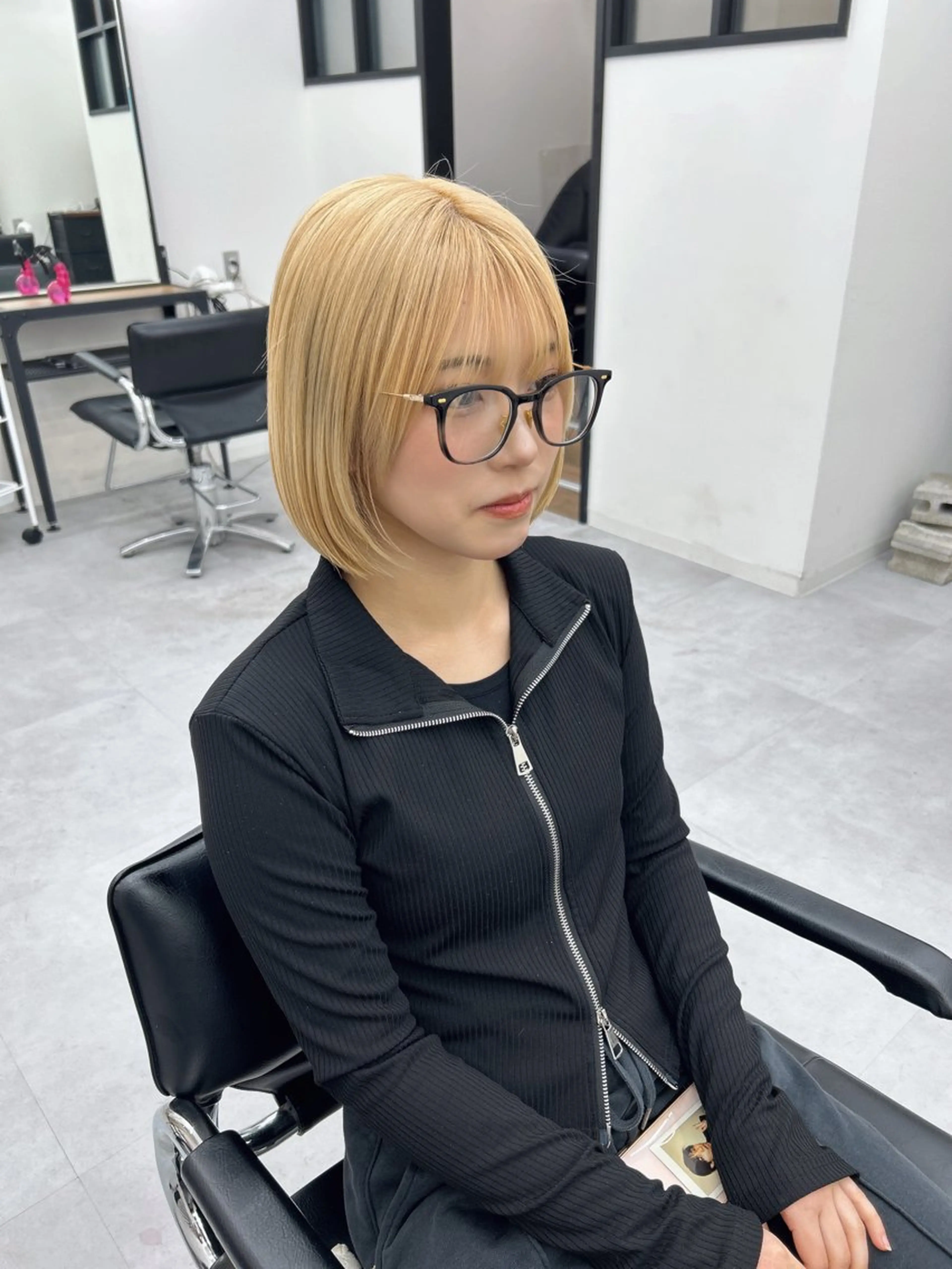 ショート カラー ブリーチ 抜きっぱなしブロンド ブロンド レイヤー ハイトーン 暖色⭐︎KANAKOのヘアスタイル