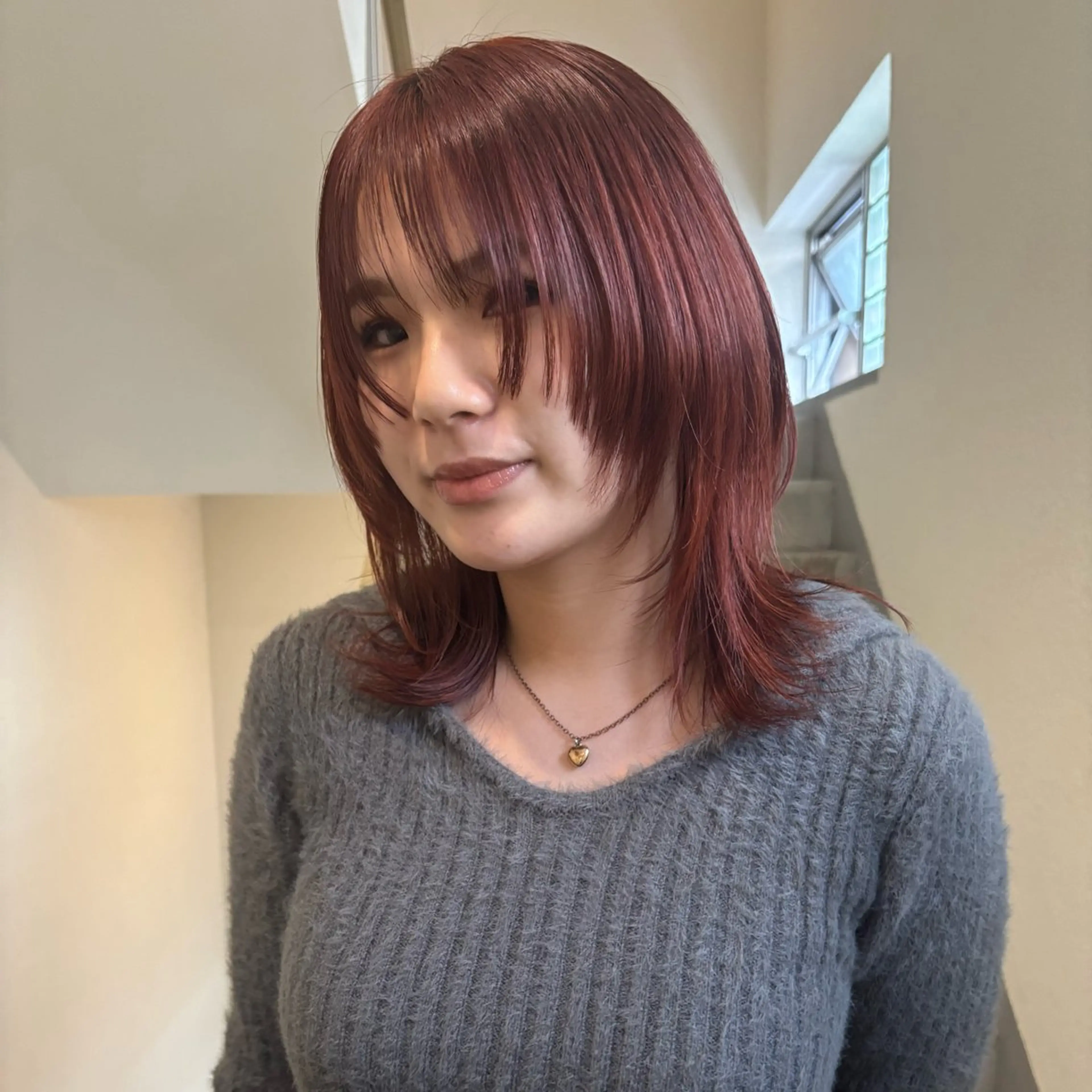 ミディアム ｍｏｍｏ/ ハイトーン/ベージュのヘアスタイル