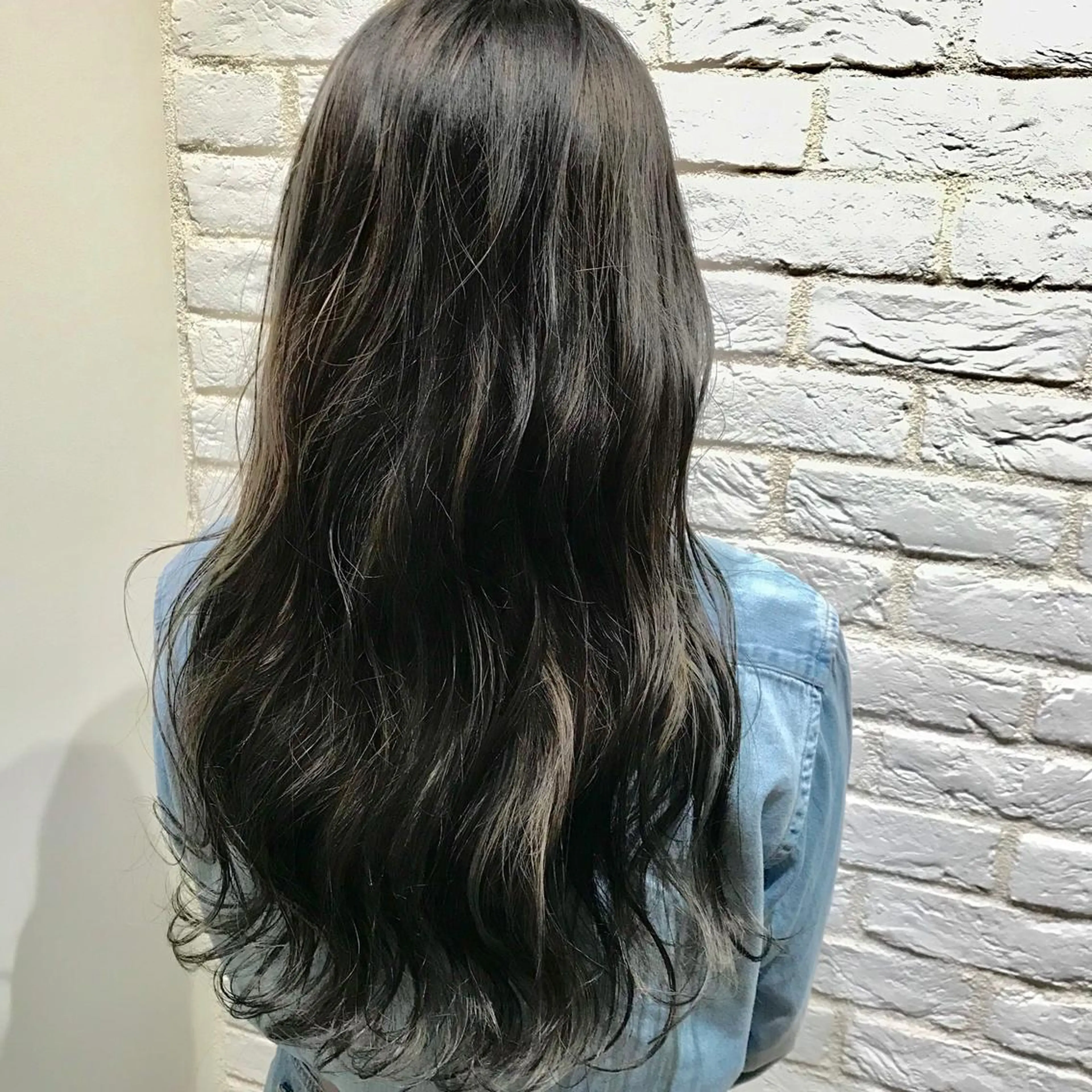 ロング カラー ダークグレー UMEDA FIGAROのヘアスタイル