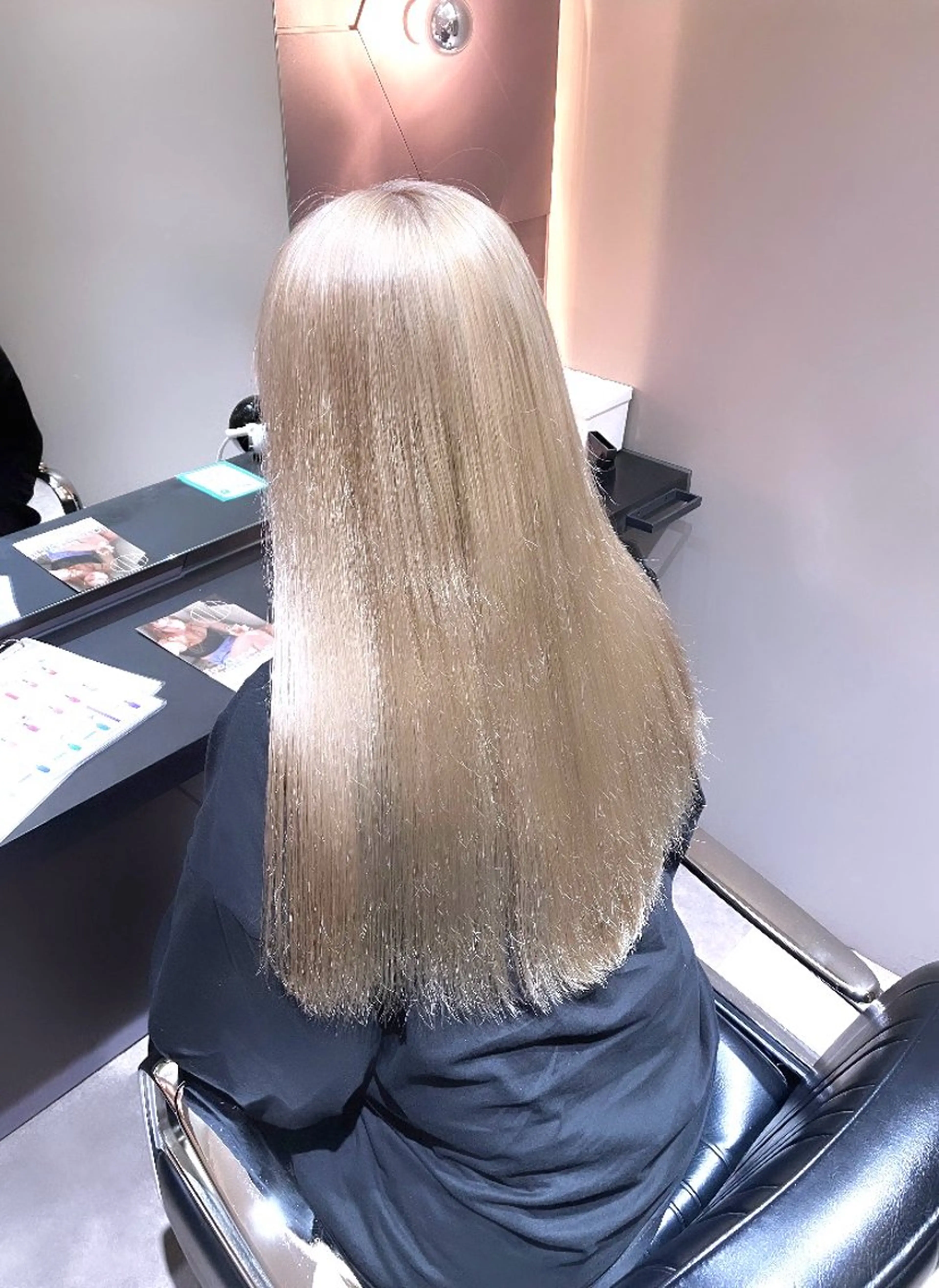 ロング カラー ベージュカラー ブリーチ ホワイトベージュ サキ🤍ハイトーン 🩰くびれ巻きヘアのヘアスタイル