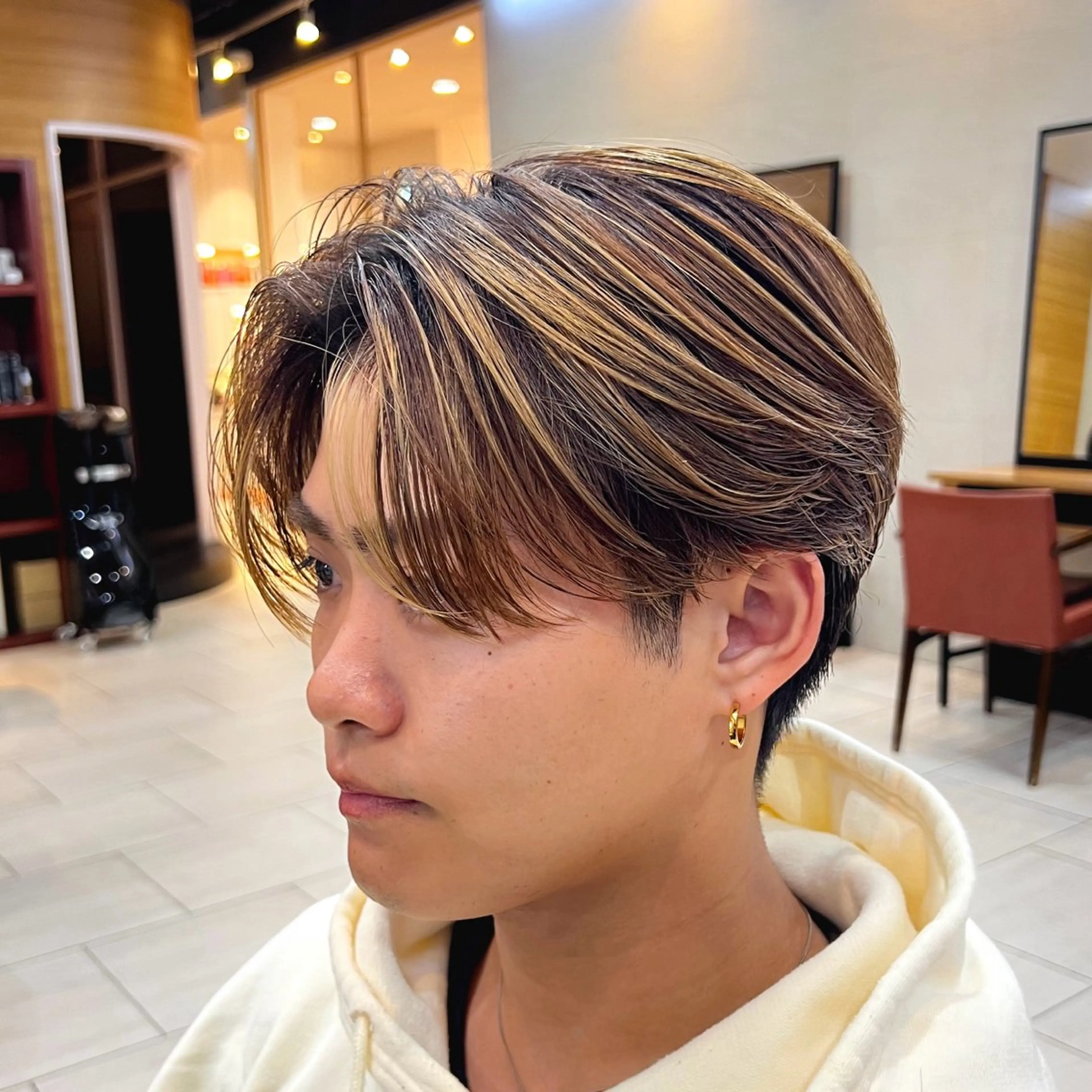 ショート カラー メンズ メンズブリーチ センターパート メンズハイライト ブリーチ ハイライトカラー カット ヘアカラー メンズカット曲がる 縮毛矯正佐々木タクマのヘアスタイル