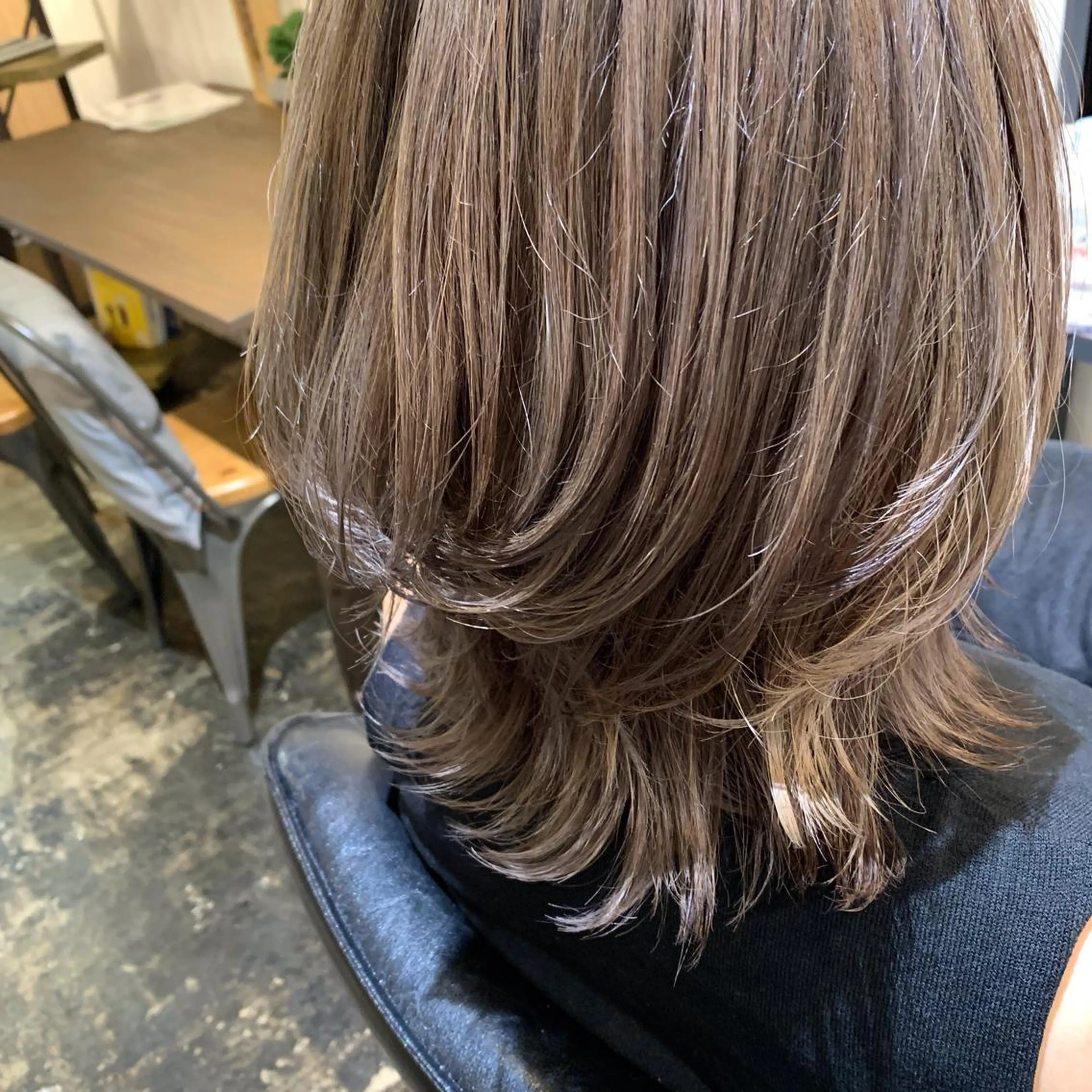 ミディアム カラー UMEDA FIGAROのヘアスタイル