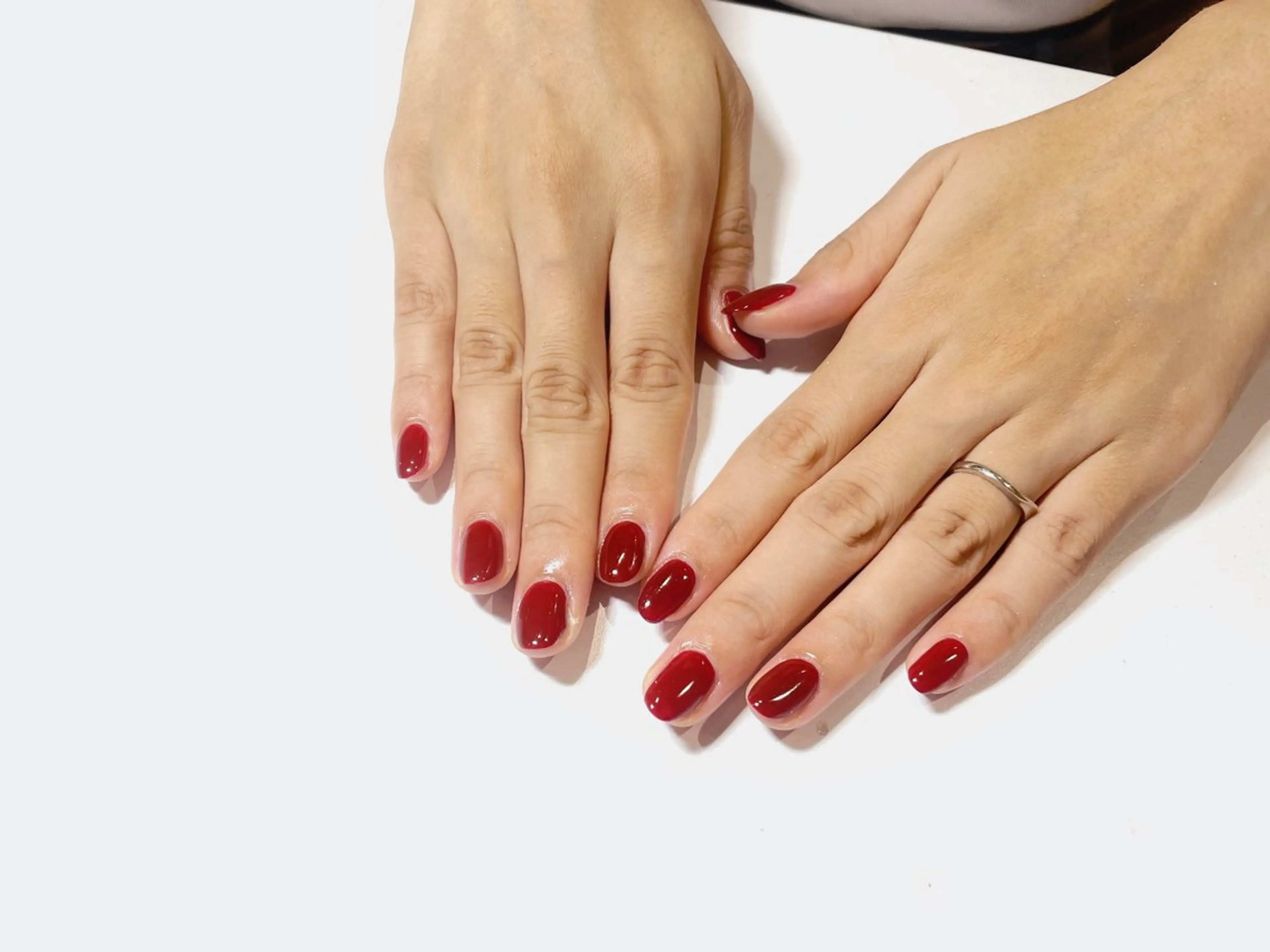 ネイル ワンカラーネイル 赤色 小林みお @ibelu京橋店のネイルデザイン
