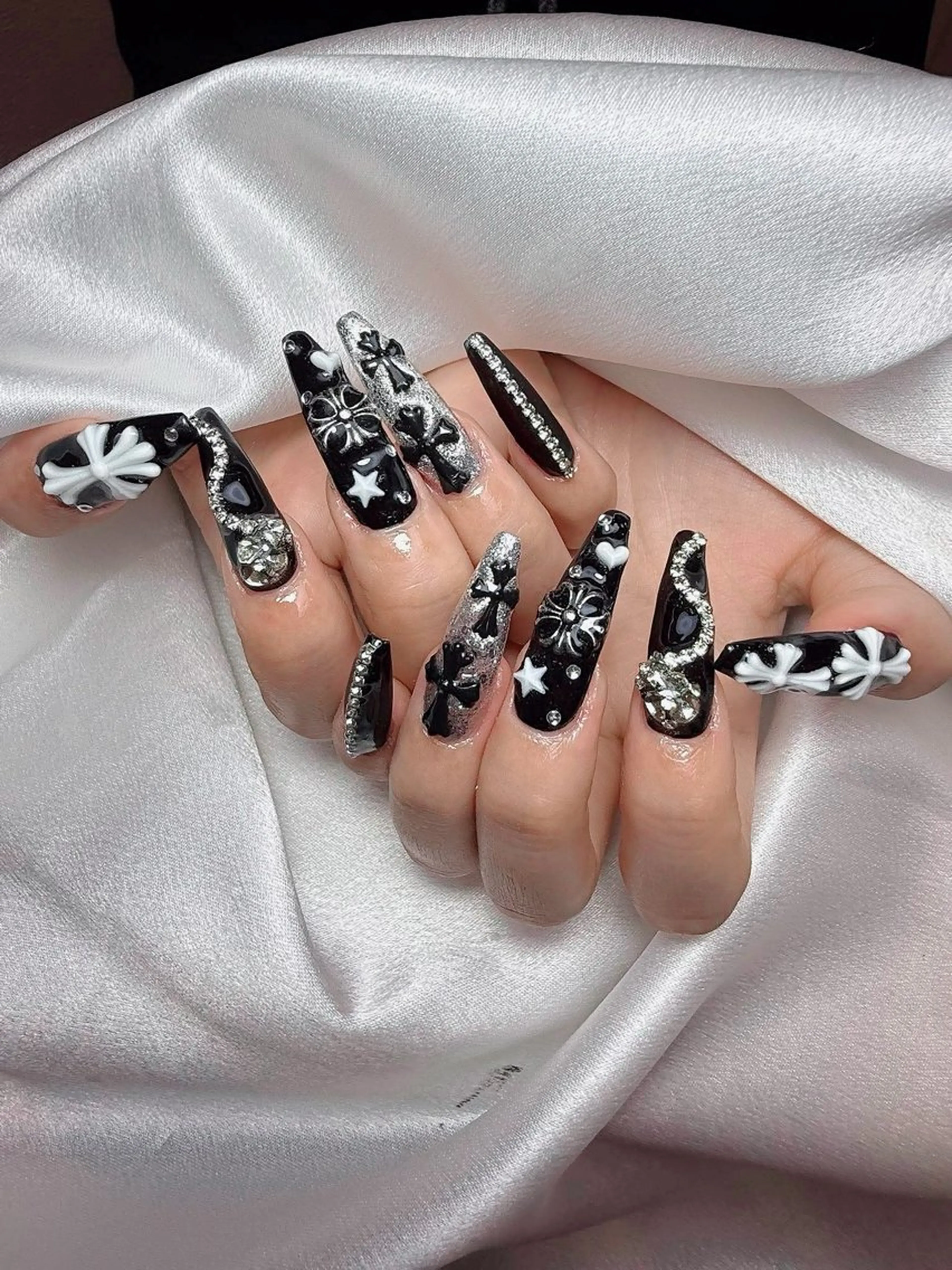 ネイル オーロラネイル ブラウン フラッシュネイル フラワーネイル ハート ハンドネイル Rin Nail 新大久保店のネイルデザイン