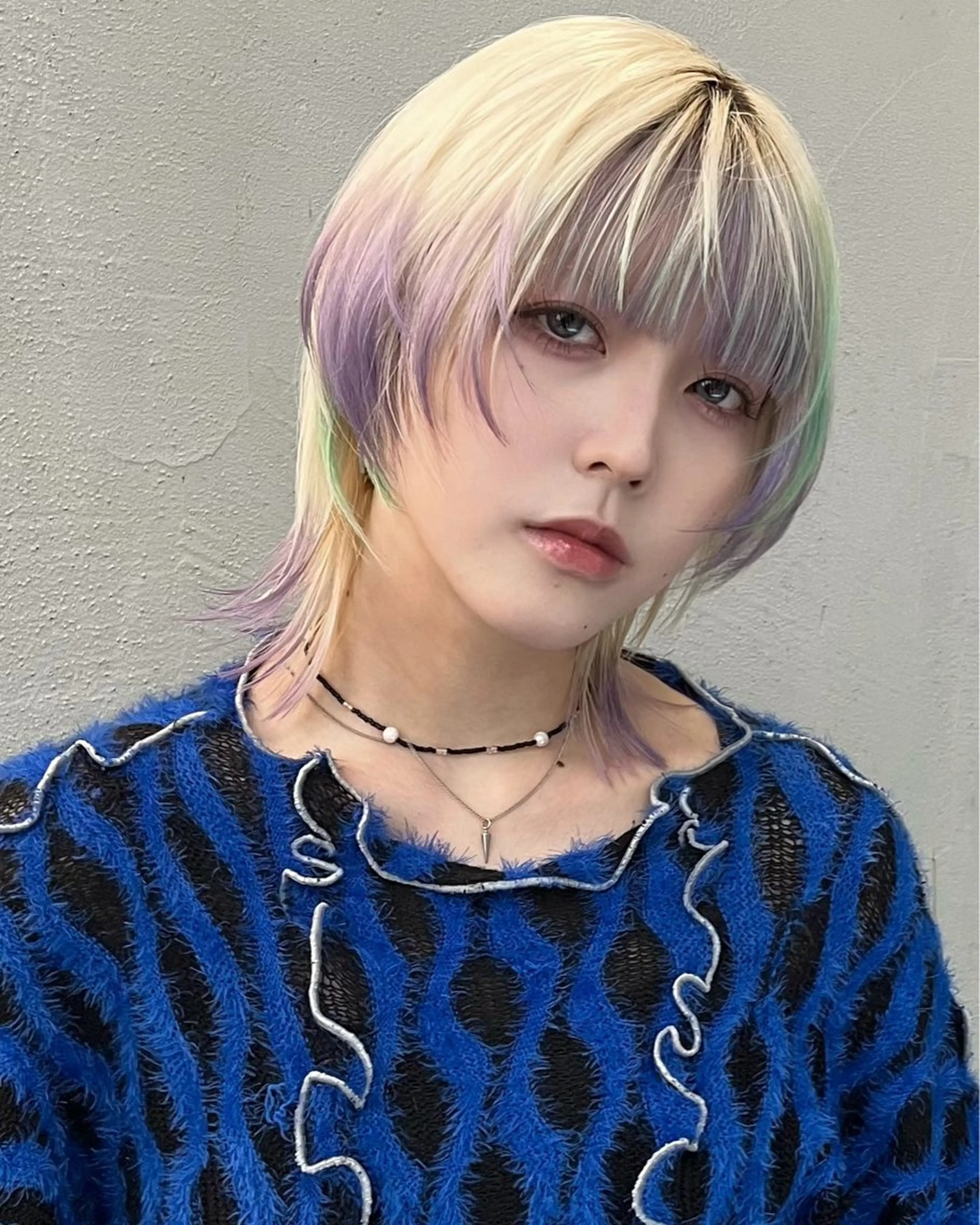 ミディアム カラー ヘアカラー イツク ⚡️ ルーツ/ハイトーンのヘアスタイル