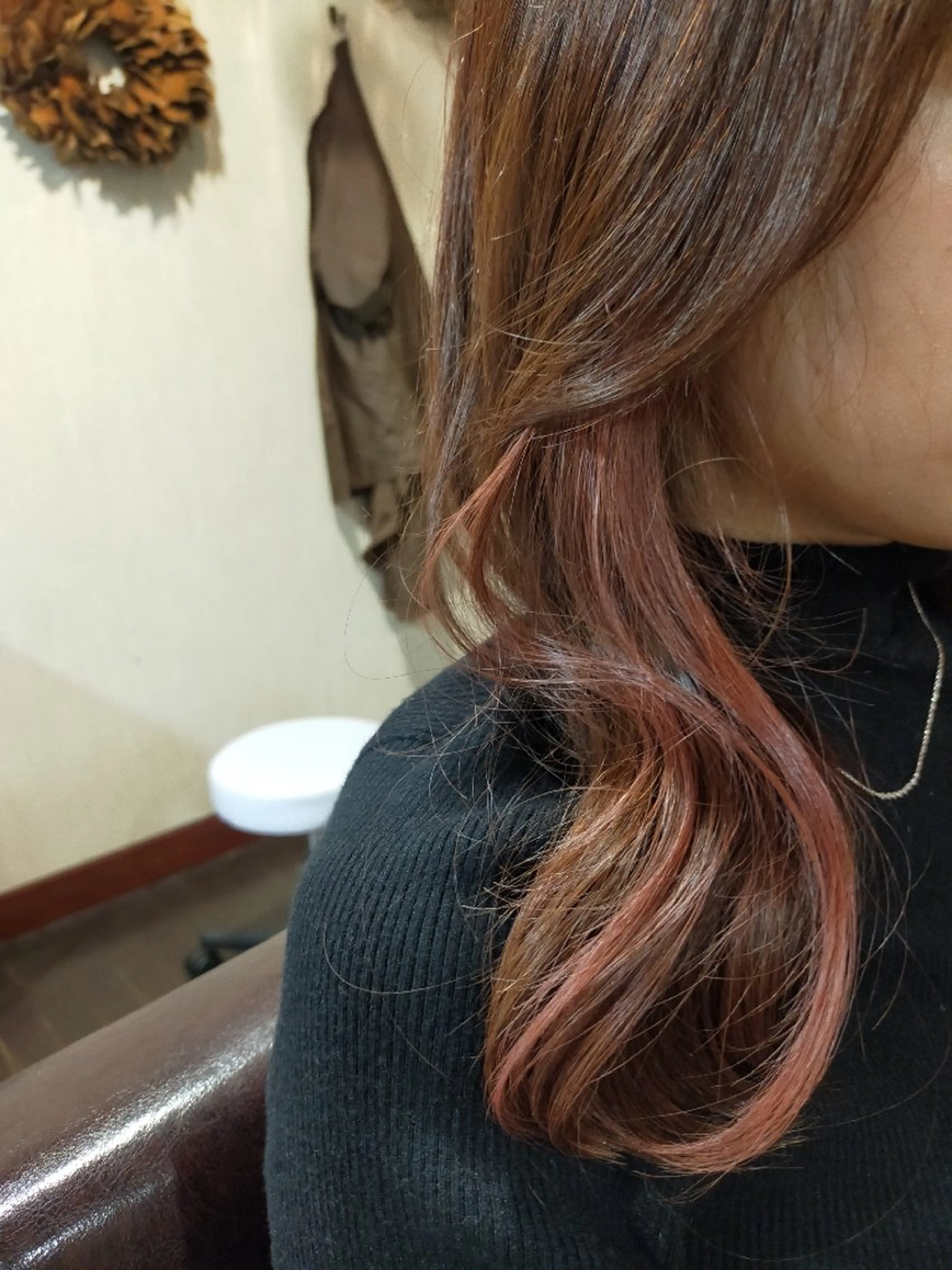 インナーカラー✨＋カット（肩下の長さ）ミディアム〜ロング、レイヤー＋oggiottoトリートメントの写真