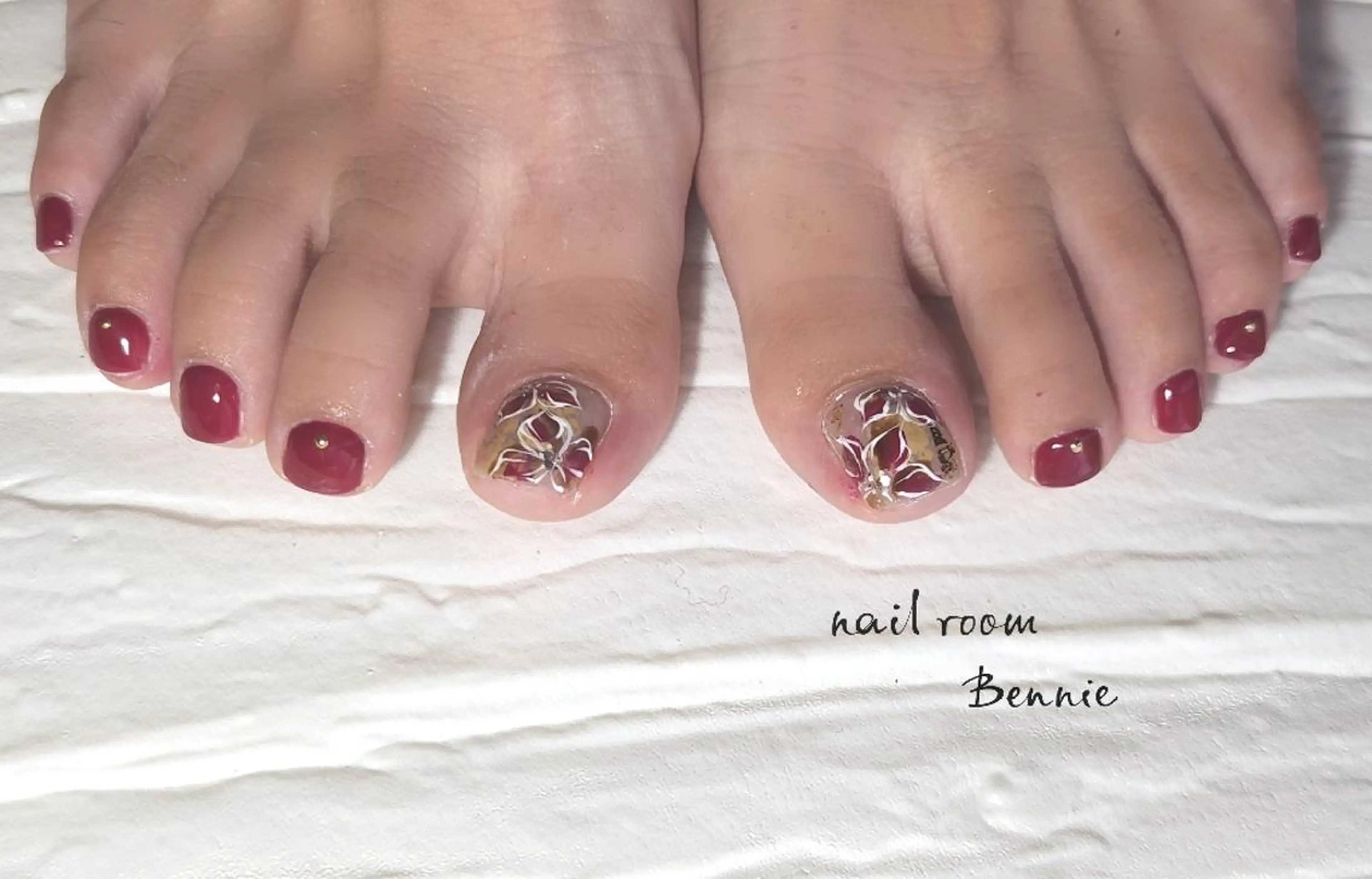 ネイル ボルドー フラワーネイル フットネイル 赤色   BENNIEのネイルデザイン