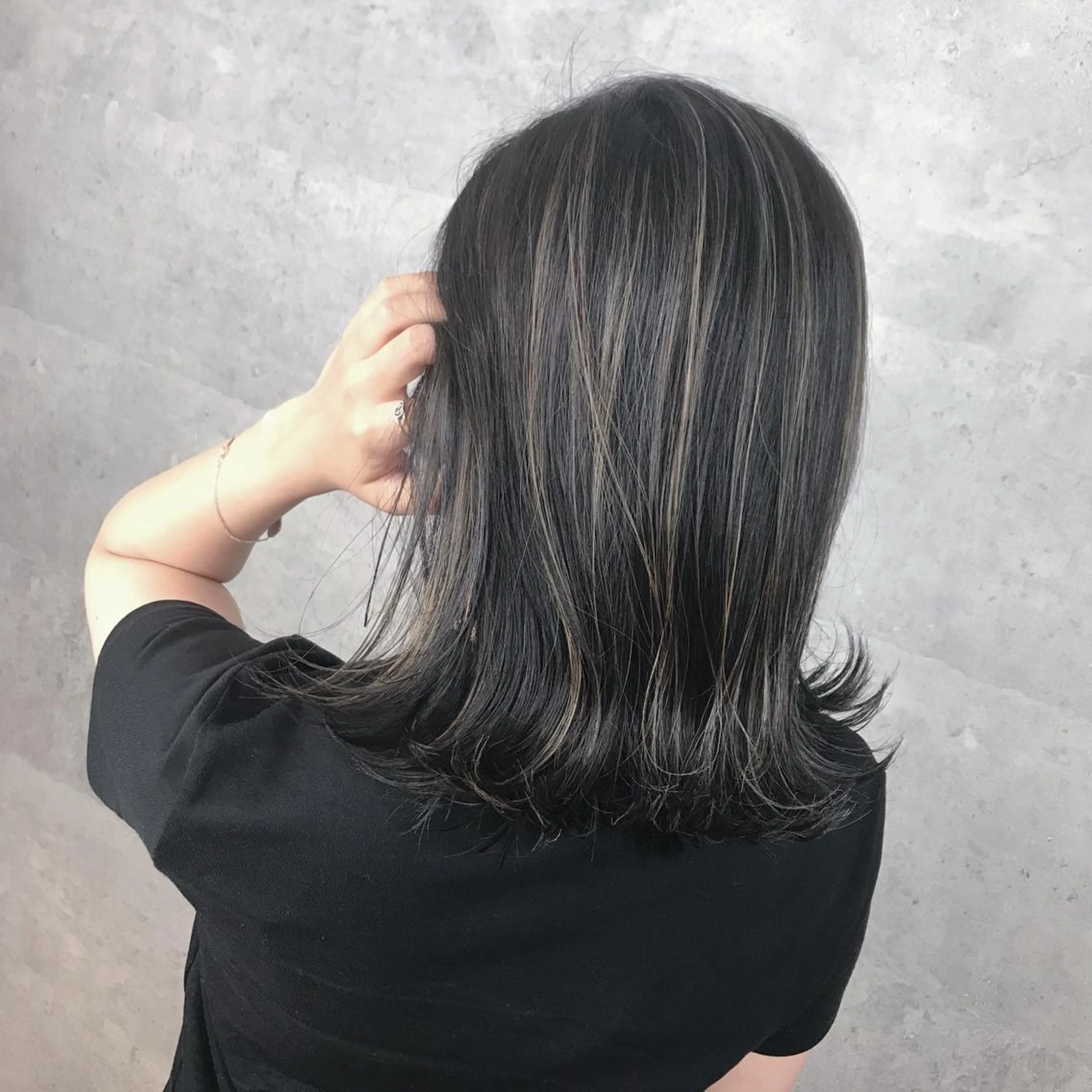 ミディアム カット ヘアカラー トリートメント アンダーバーホワイト_WHITE所属・_WHITE芝本 賢吾【天王寺店】のヘアスタイル