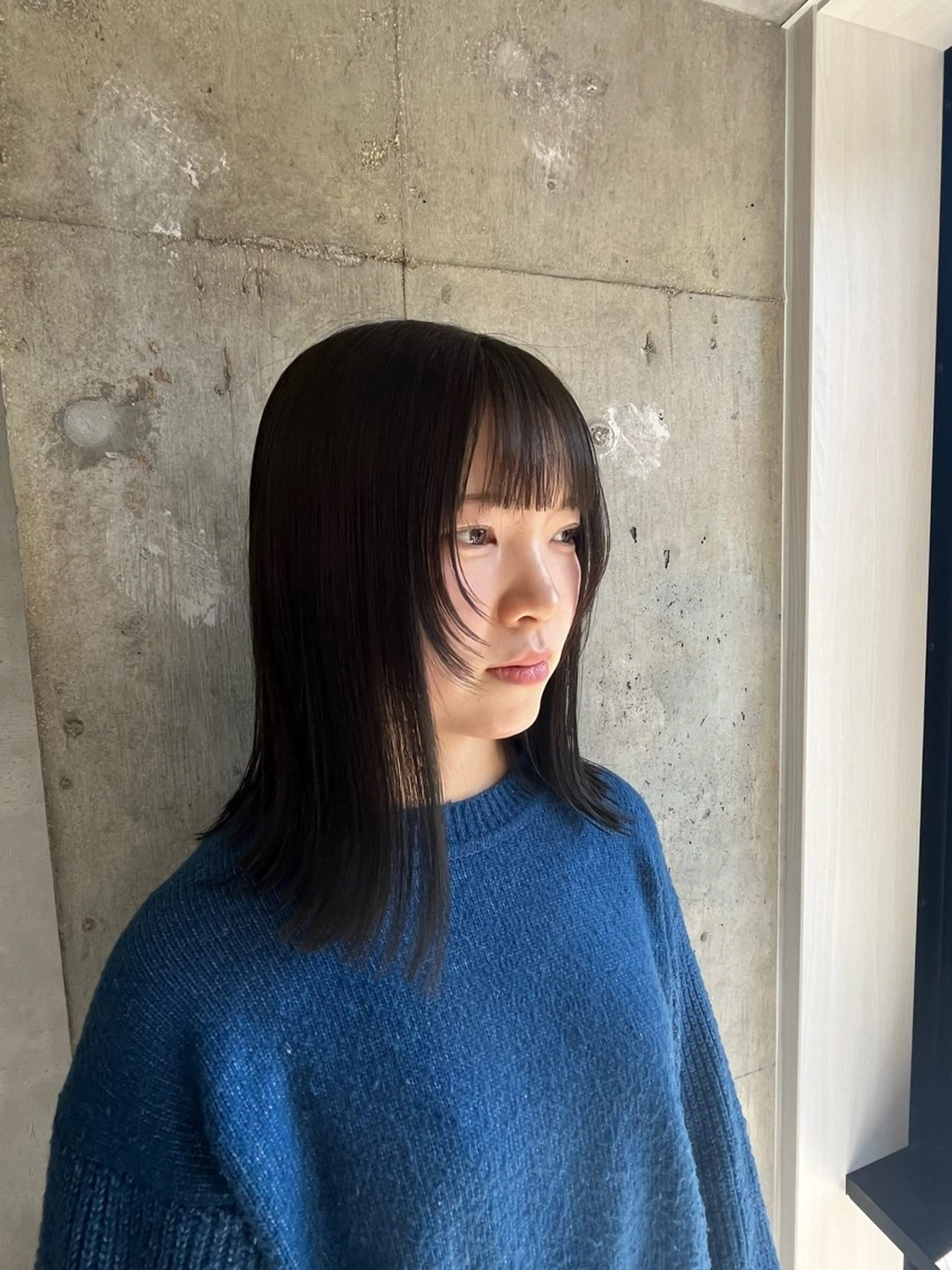ミディアム カラー 顔まわりレイヤー レイヤーカット 外ハネヘア anon Loemのヘアスタイル