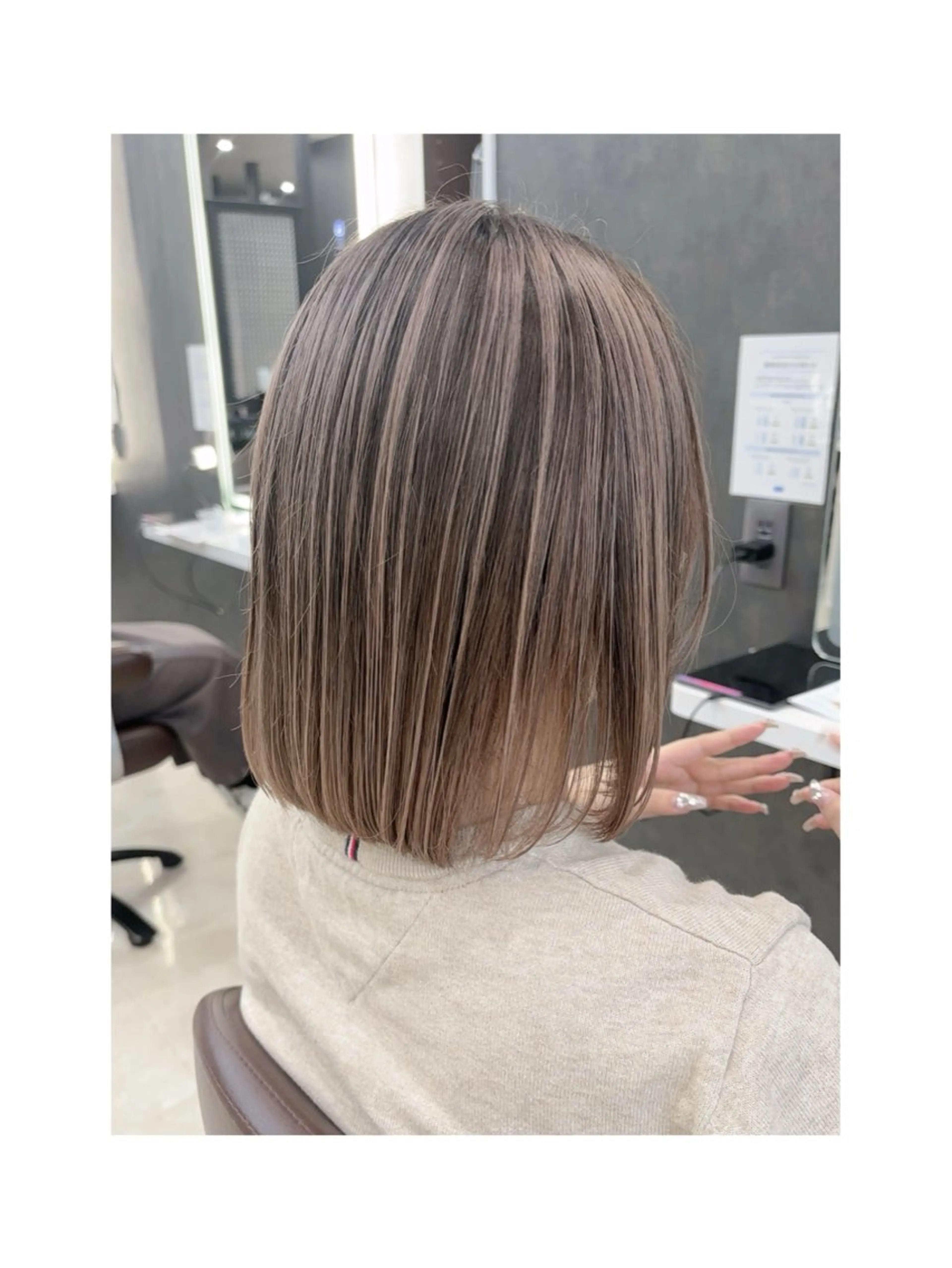 ミディアム レイヤーカット ヘアカラー 色落ちまで2度綺麗な ハイトーン🪞／ミクのヘアスタイル