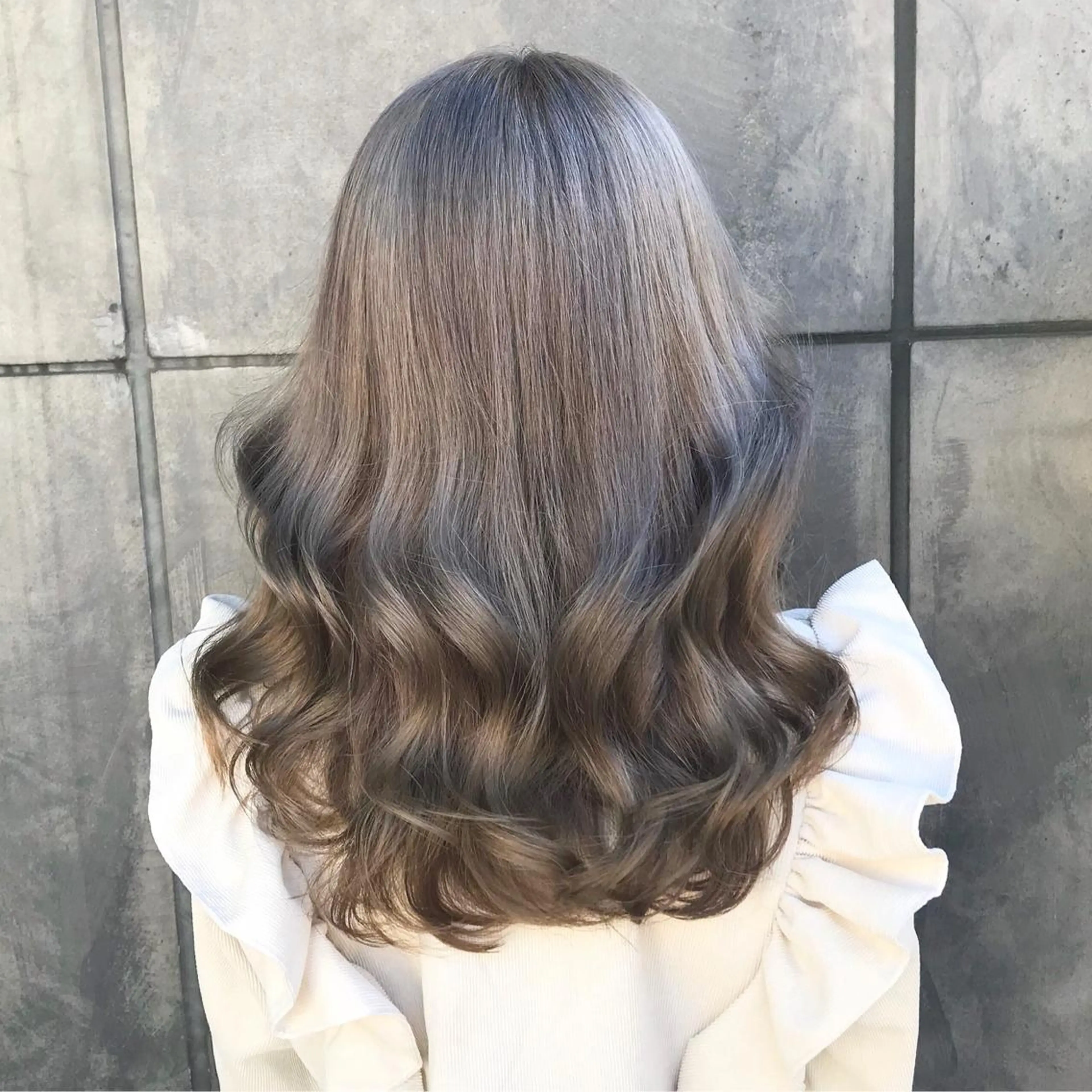 セミロング カラー アッシュ アッシュグレー アッシュグレージュ ブリーチ グレージュ K-POP好き美容師 🇰🇷Kai.Yのヘアスタイル