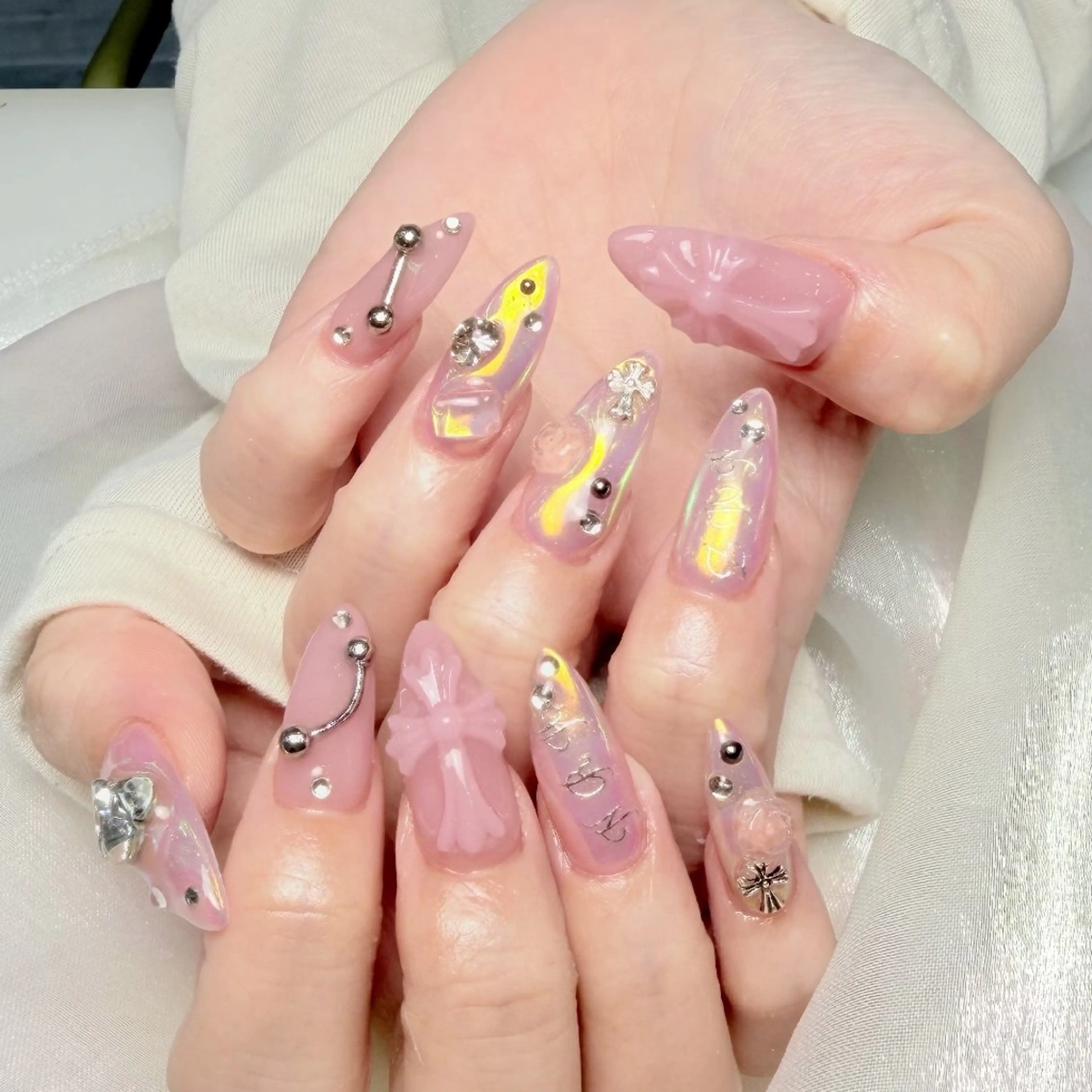 ネイル チークネイル フレンチネイル ジェルネイル ガーリー キラキラネイル ハンドネイル UM Nail Salonのネイルデザイン