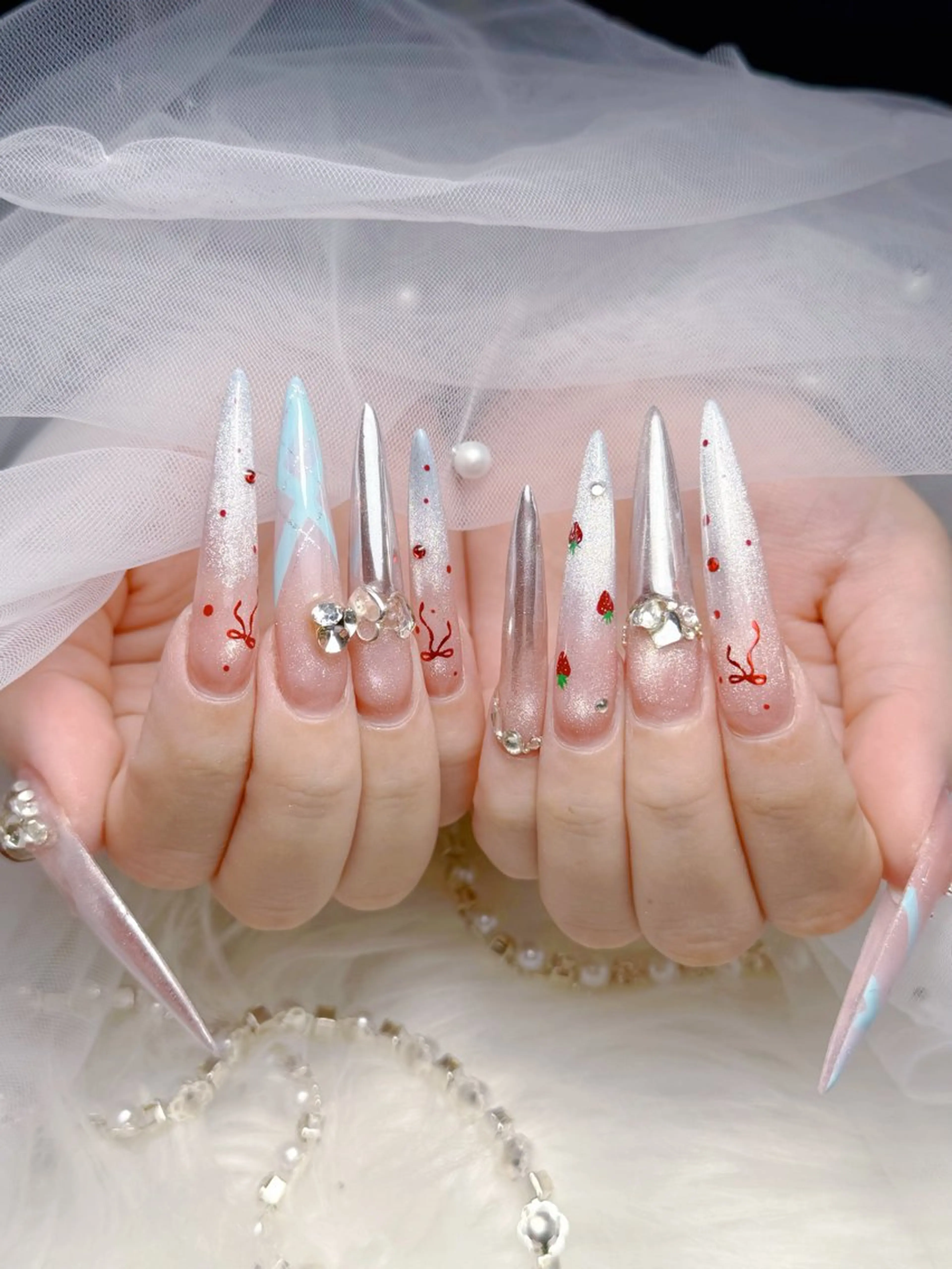 ネイル キラキラネイル 春ネイル ホワイト ハンドネイル いちご ちゃんのネイルデザイン