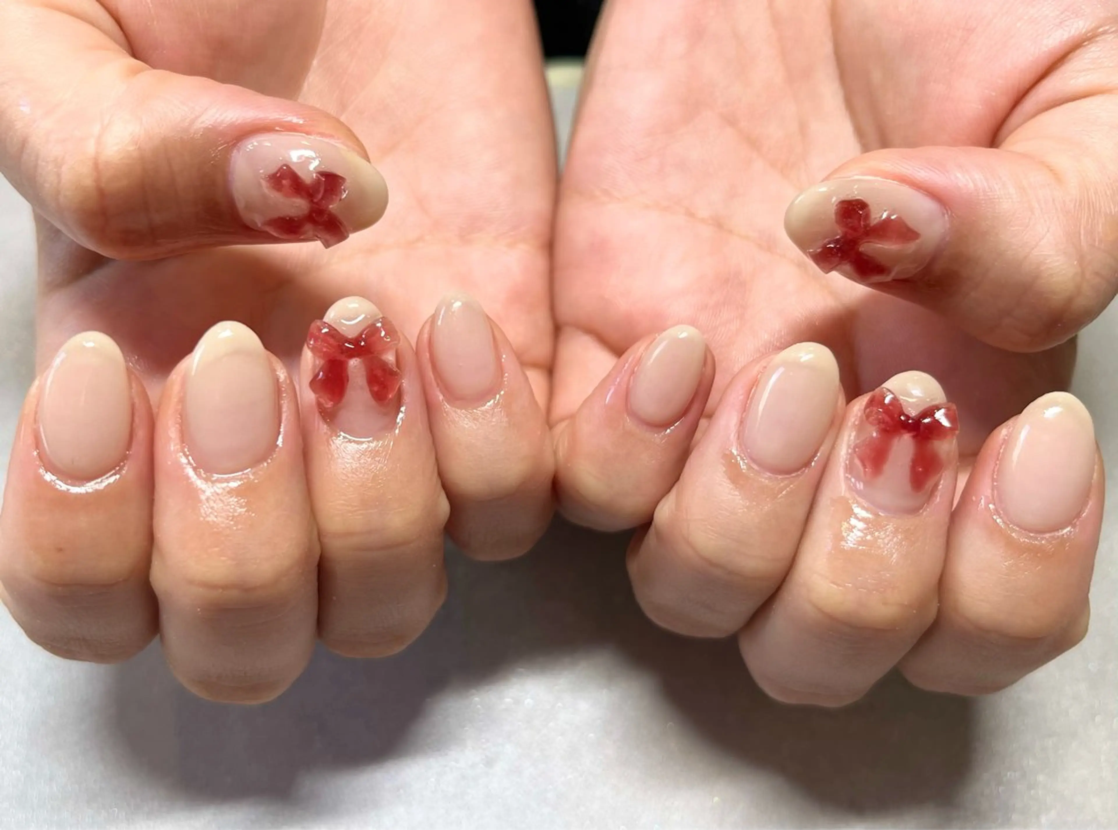 ネイル 赤色 リボン 🫧ちゅるん/韓国 Ayano𓈒🎀のネイルデザイン