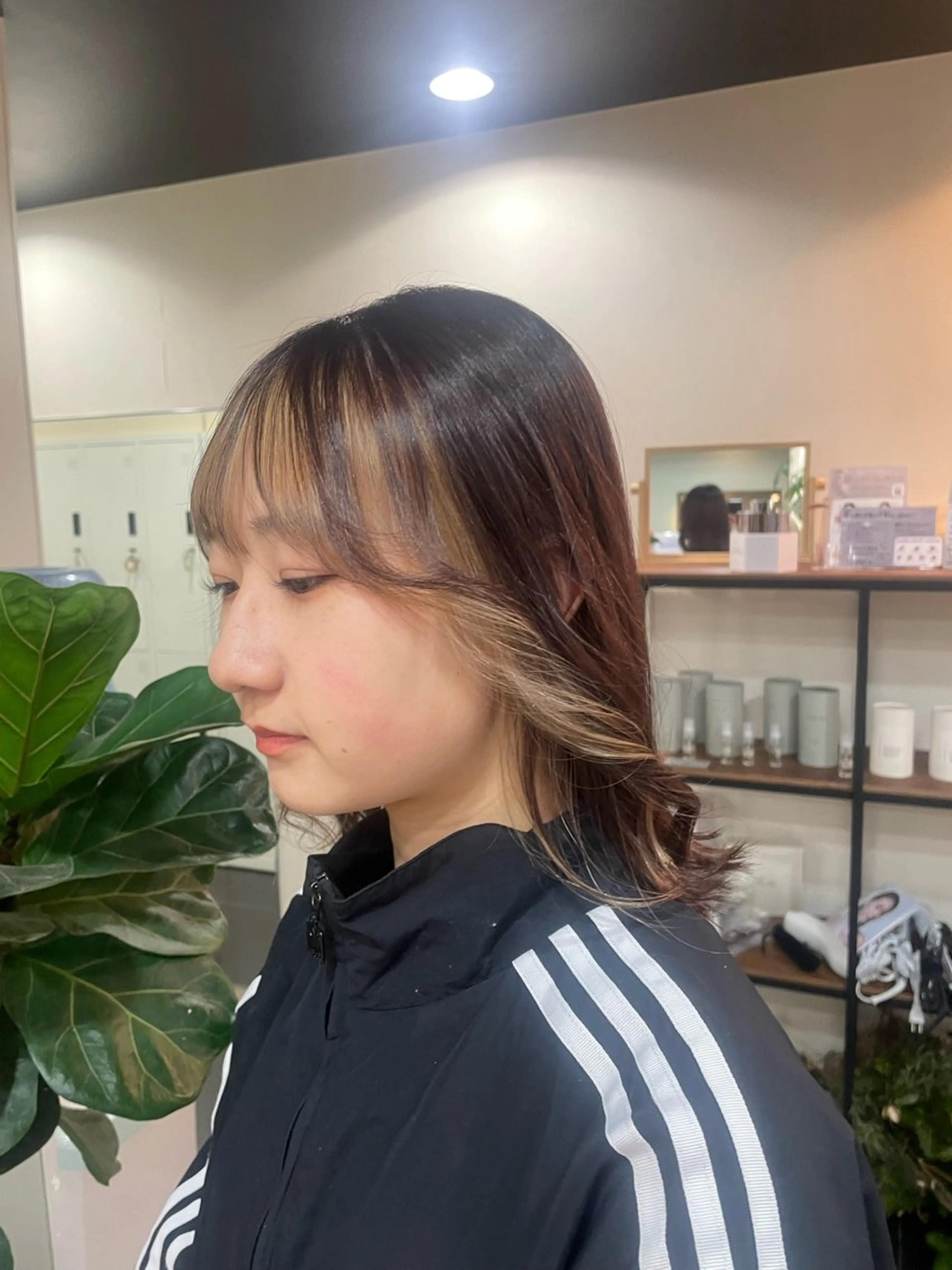 ミディアム カラー ハイトーン/レイヤー 似合わせ・ユキノのヘアスタイル