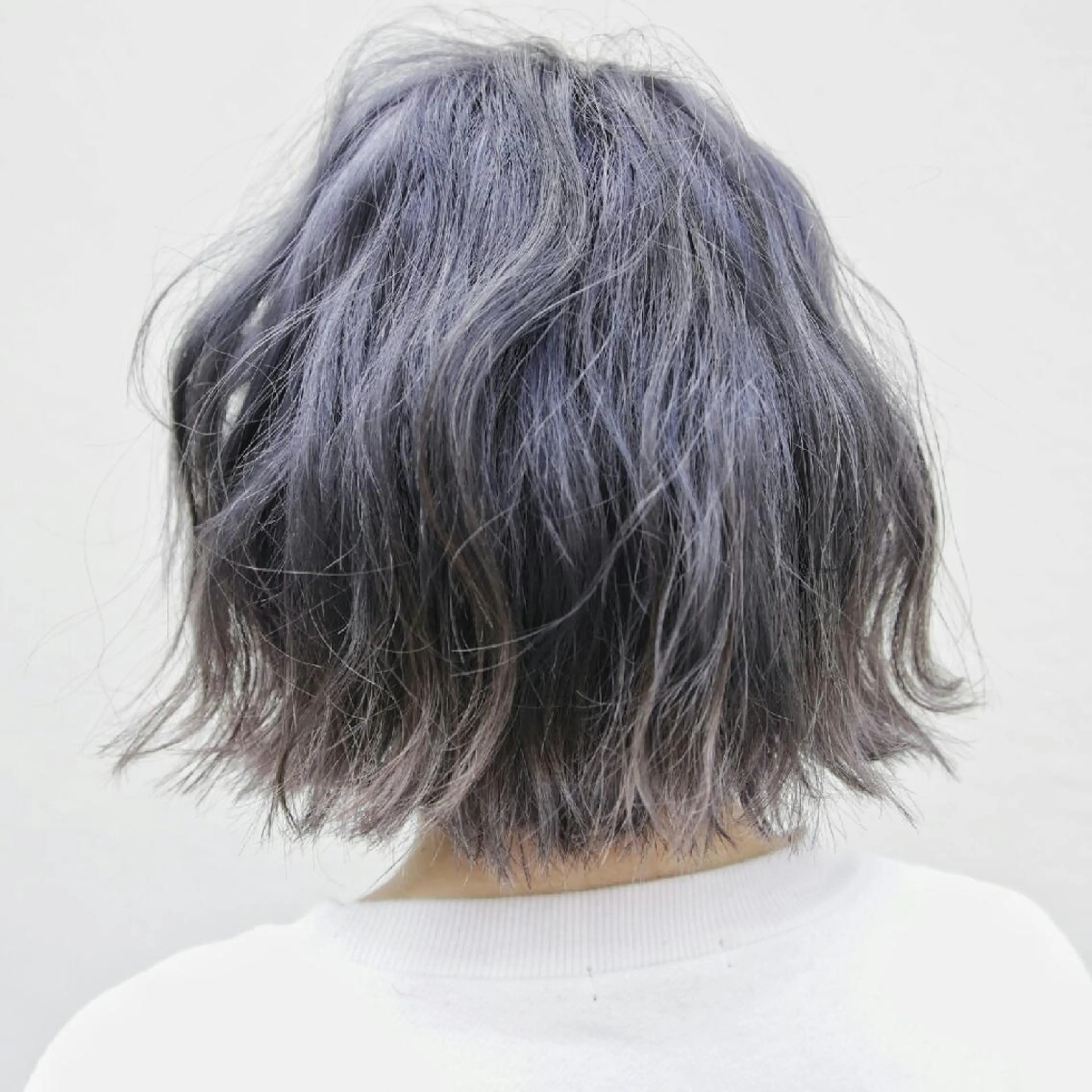 ミディアム カラー グラデーションカラー ネイビーカラー 艶髪✨ハイトーン ✨ホワイト✨北宗一郎のヘアスタイル