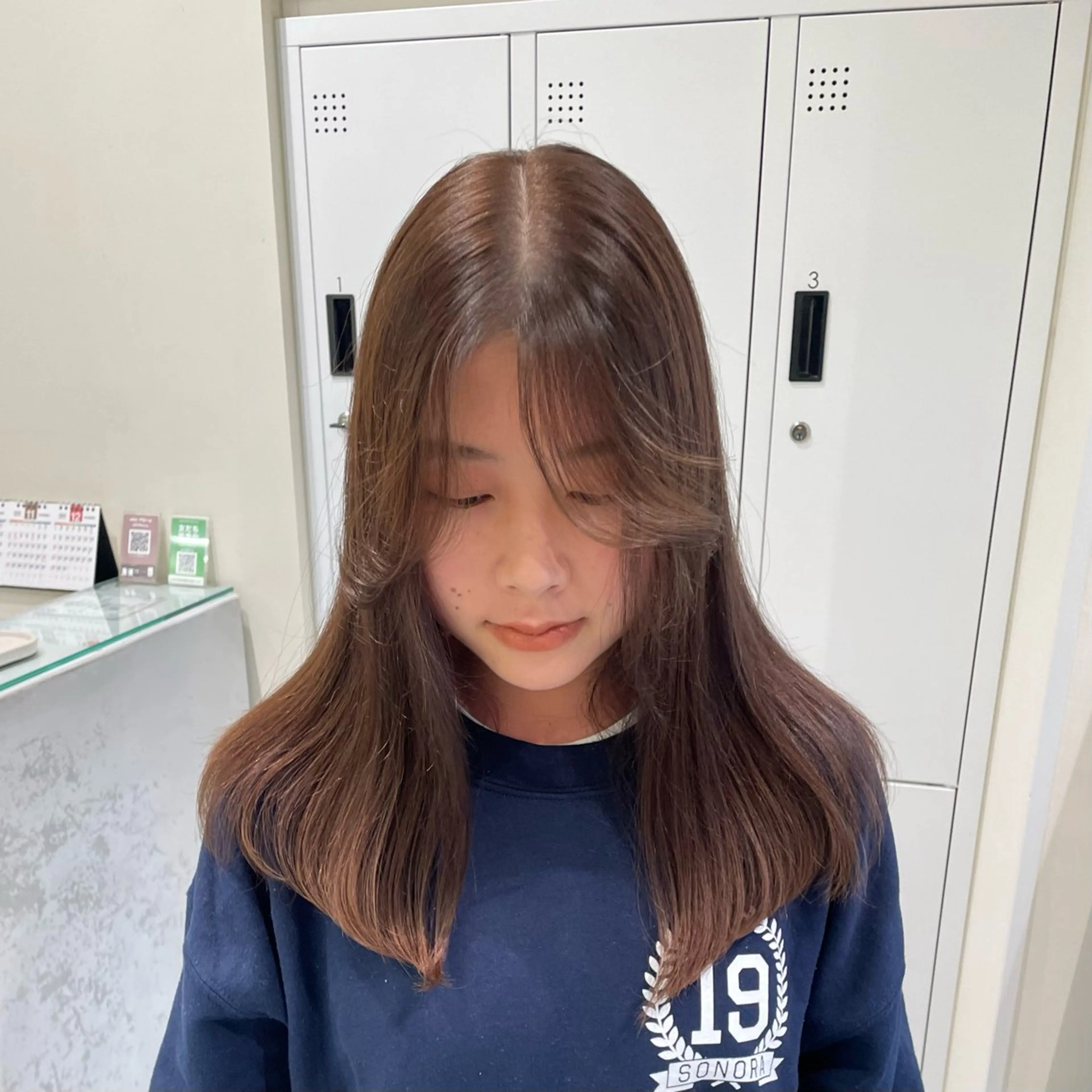 セミロング カラー ベージュカラー ブラウンカラー 垢抜け小顔レイヤー オリーブ/スミレのヘアスタイル