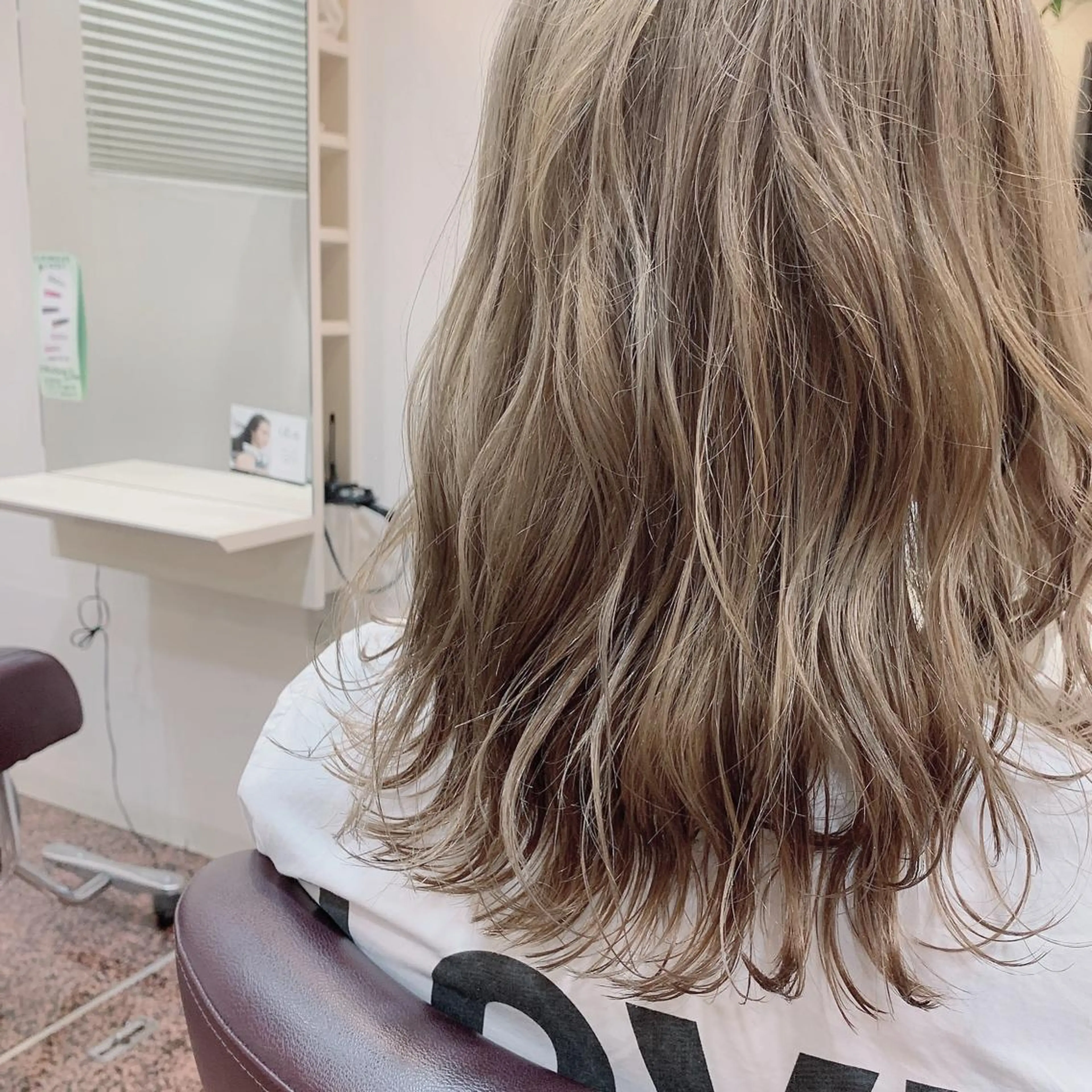 ミディアム カラー ベージュカラー ミルクティーベージュ ハイライト／艶カラー 大河シンジのヘアスタイル