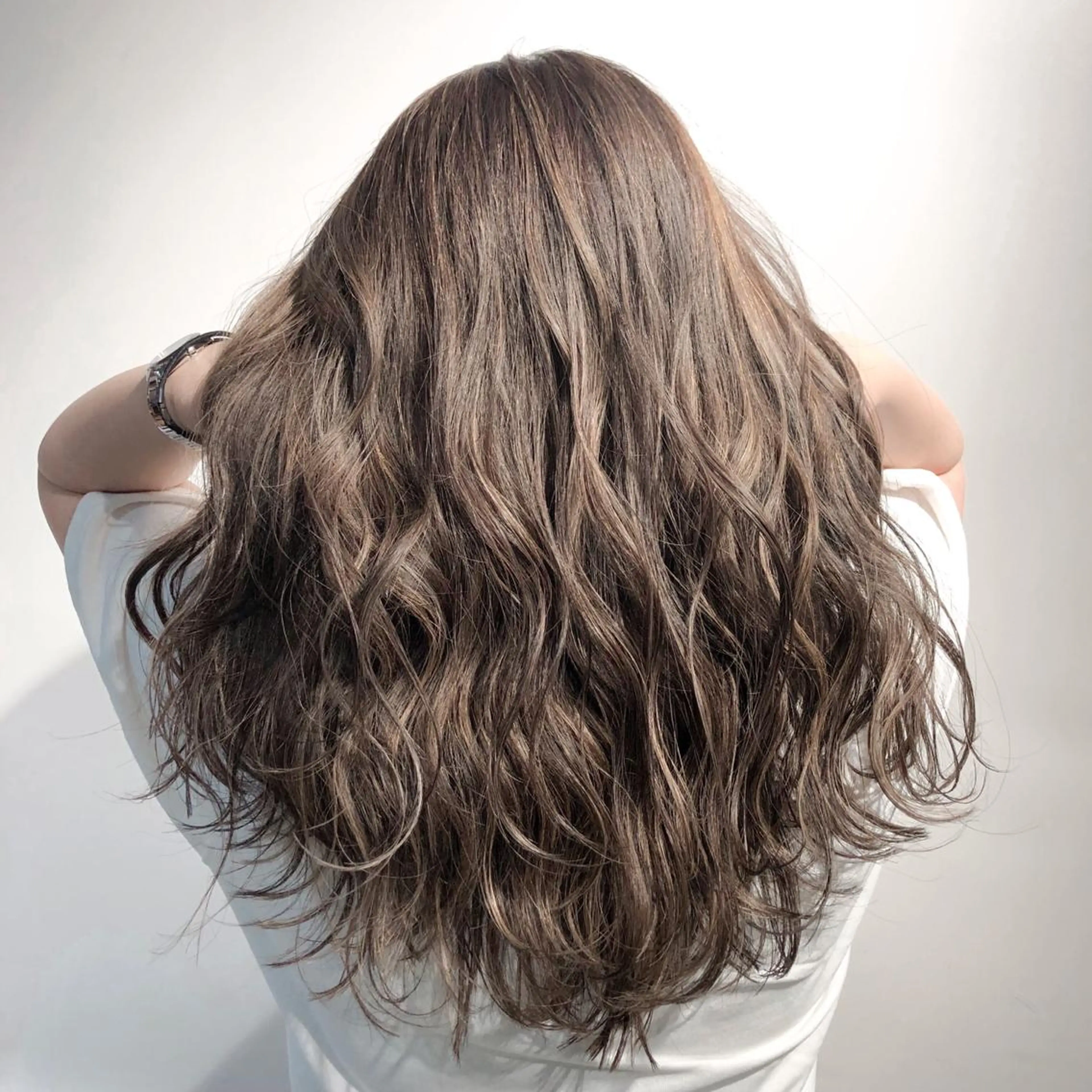 ロング カラー 切りっぱなしボブ バレイヤージュ 黒髪 グレージュ ボブ カット ヘアカラー レイヤーカット 川田くるみのヘアスタイル