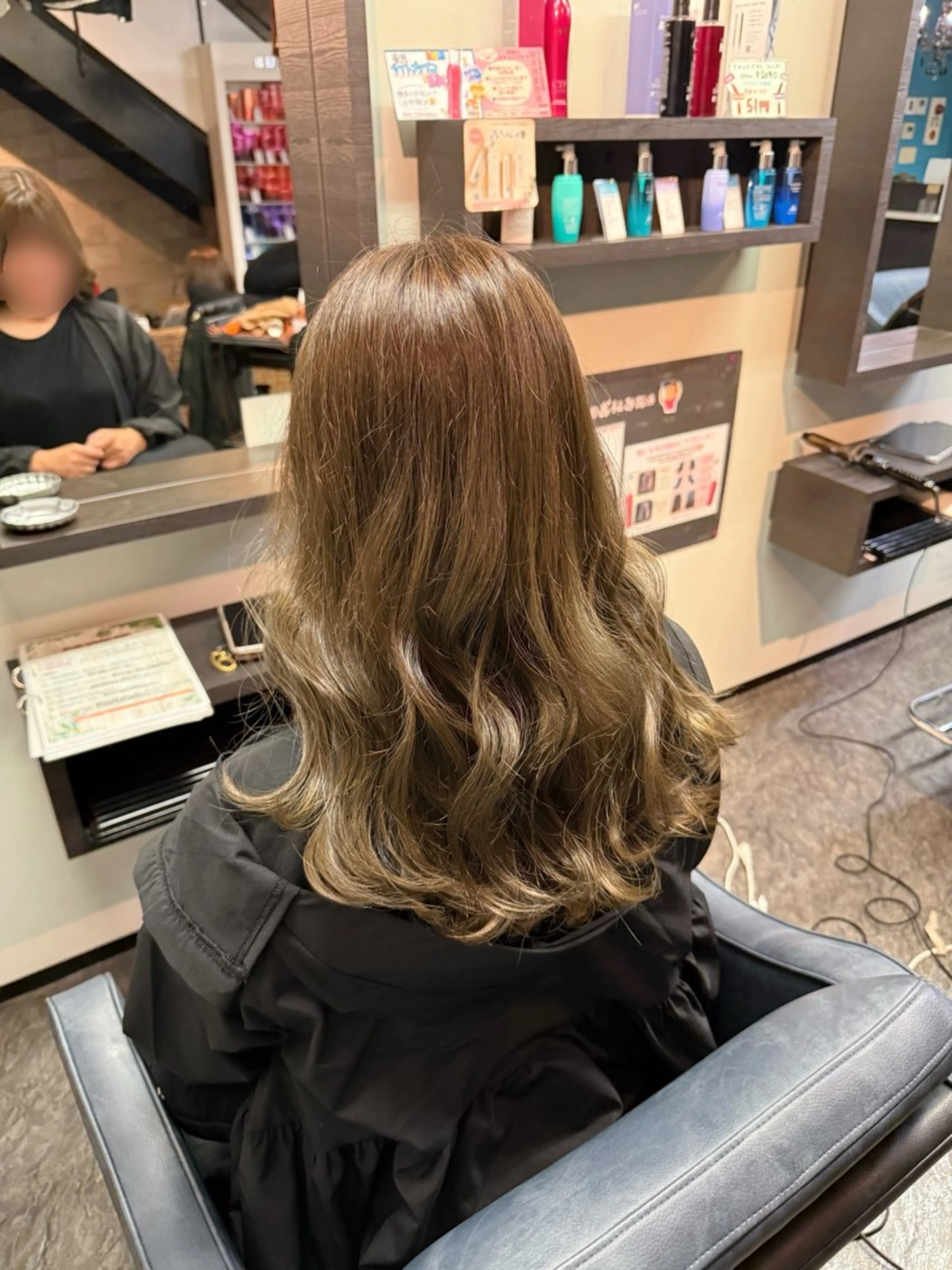 セミロング ヘアカラー 奴賀 詩のヘアスタイル