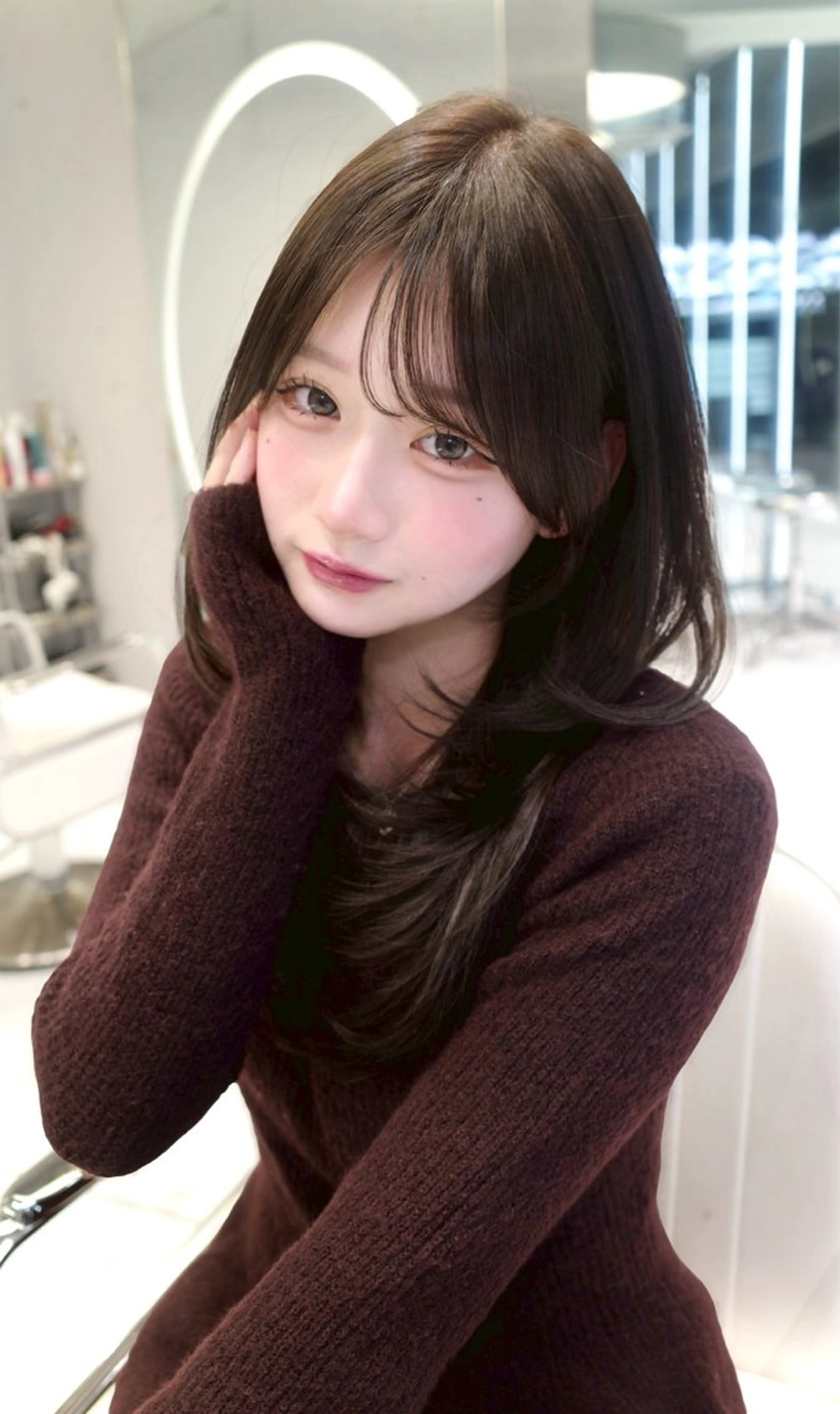 セミロング カット がわ/ハイレイヤー /ハイトーンカラーのヘアスタイル