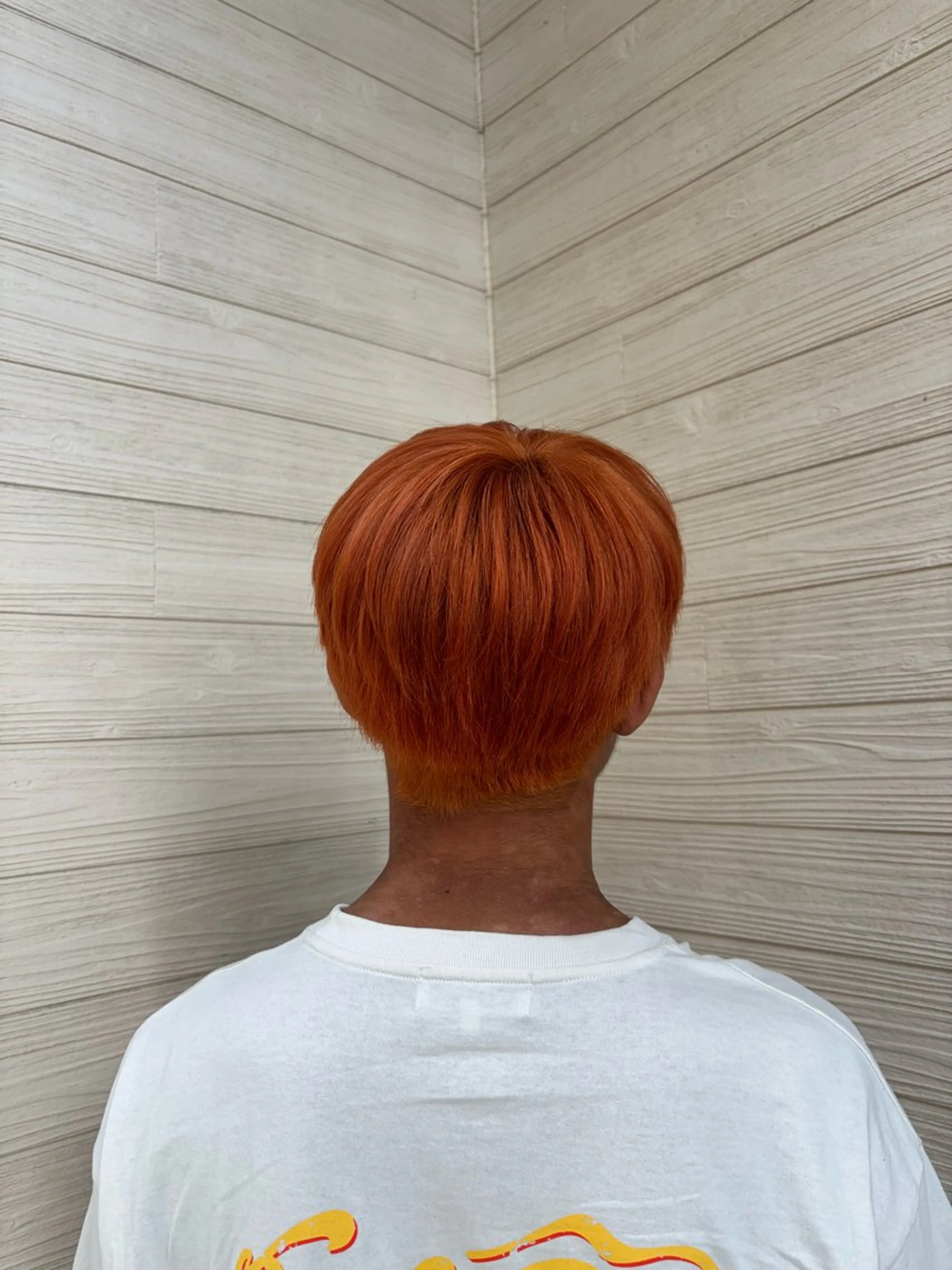 ショート カラー ブリーチ オレンジ 倉澤 愛理のヘアスタイル