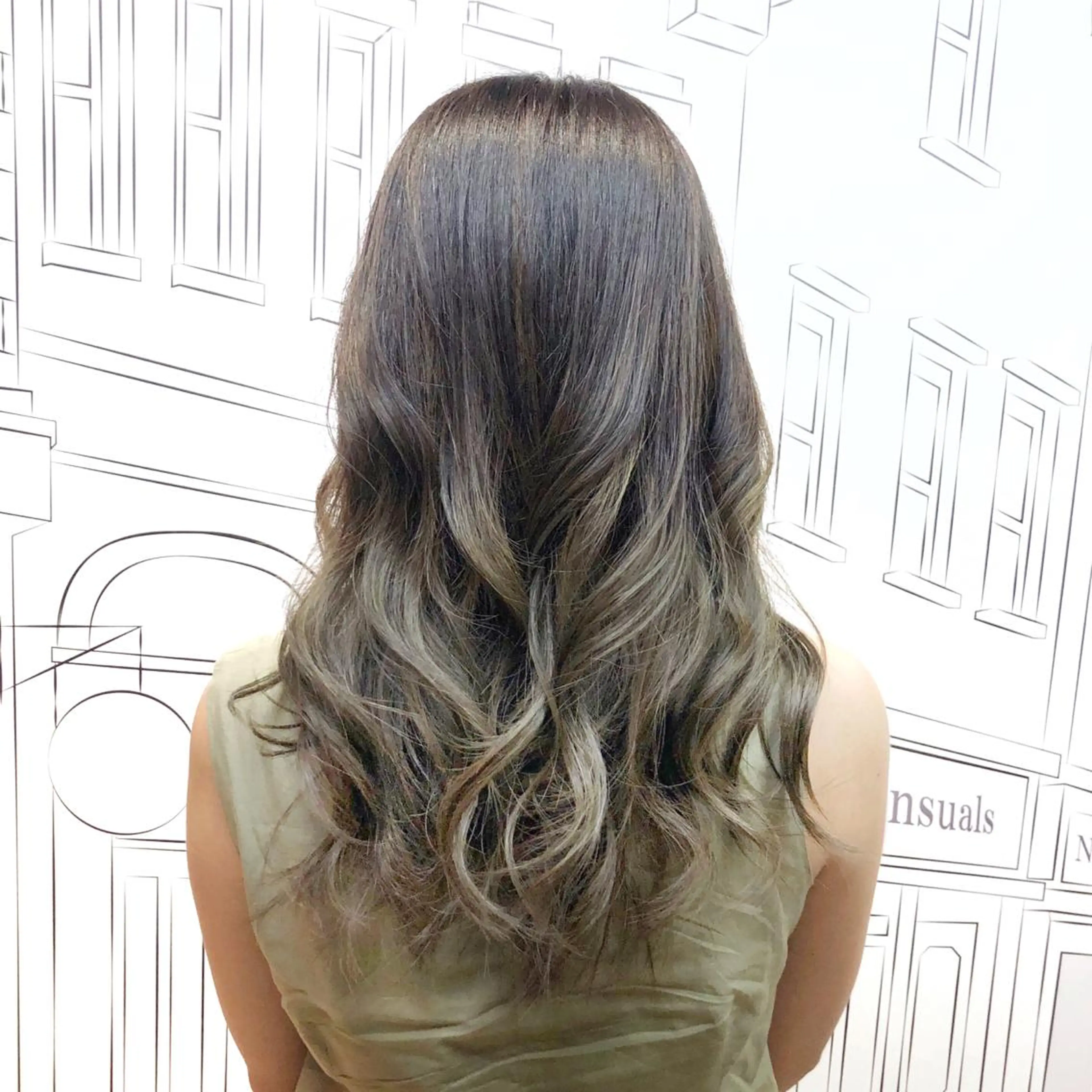 セミロング カラー アッシュ アッシュグレー バレイヤージュ レイヤーカット TOMOKA 艶髪/透明感カラーのヘアスタイル