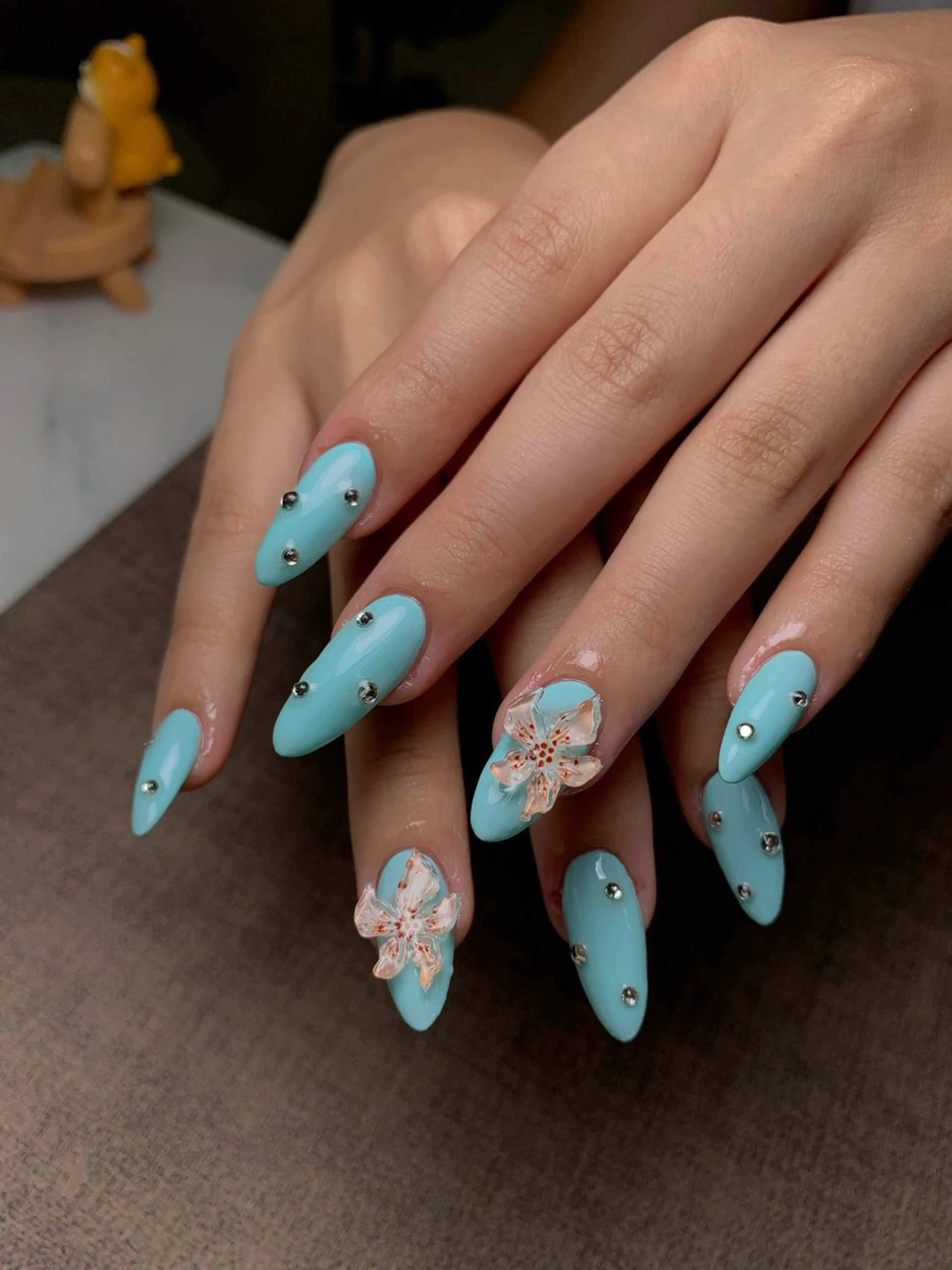 ネイル ブルー チークネイル フレンチネイル ハート ホログラムネイル ハンドネイル インフィニティ ネイルサロンのネイルデザイン