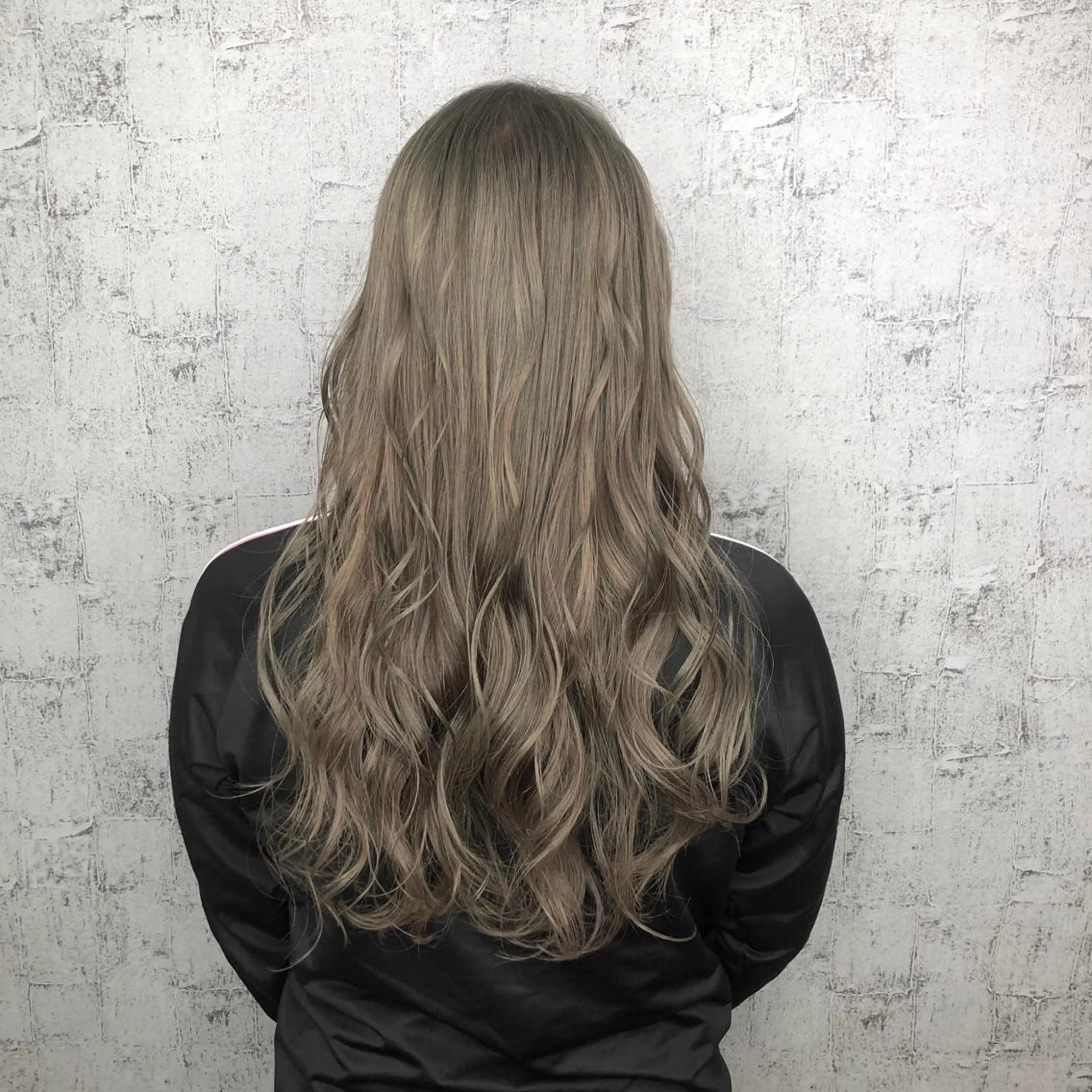 ロング カラー ブリーチ 小顔レイヤー/ ベージュ🤍Rieのヘアスタイル