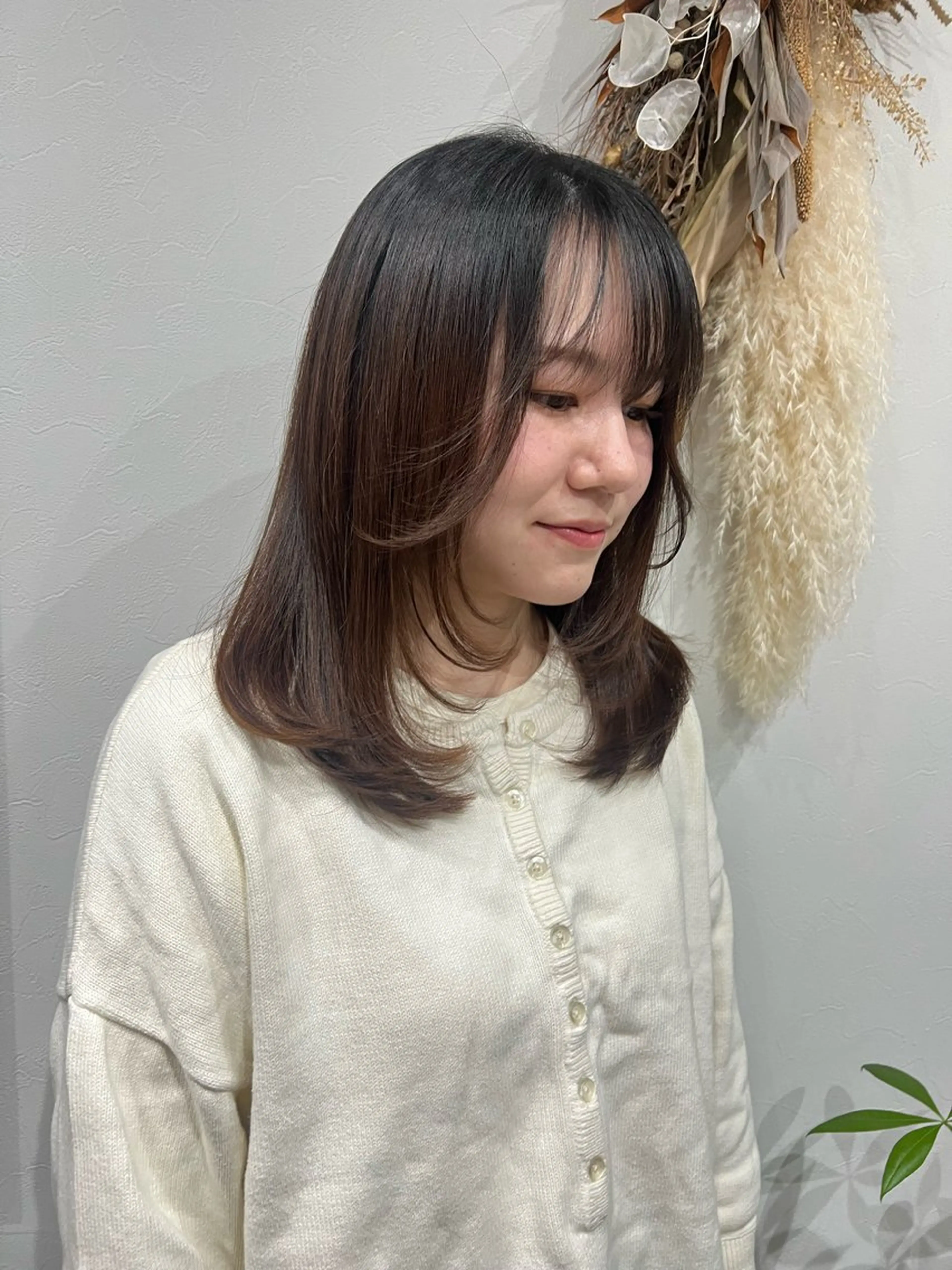ミディアム 顔周りカット レイヤーカット トリートメント 福井 采未のヘアスタイル