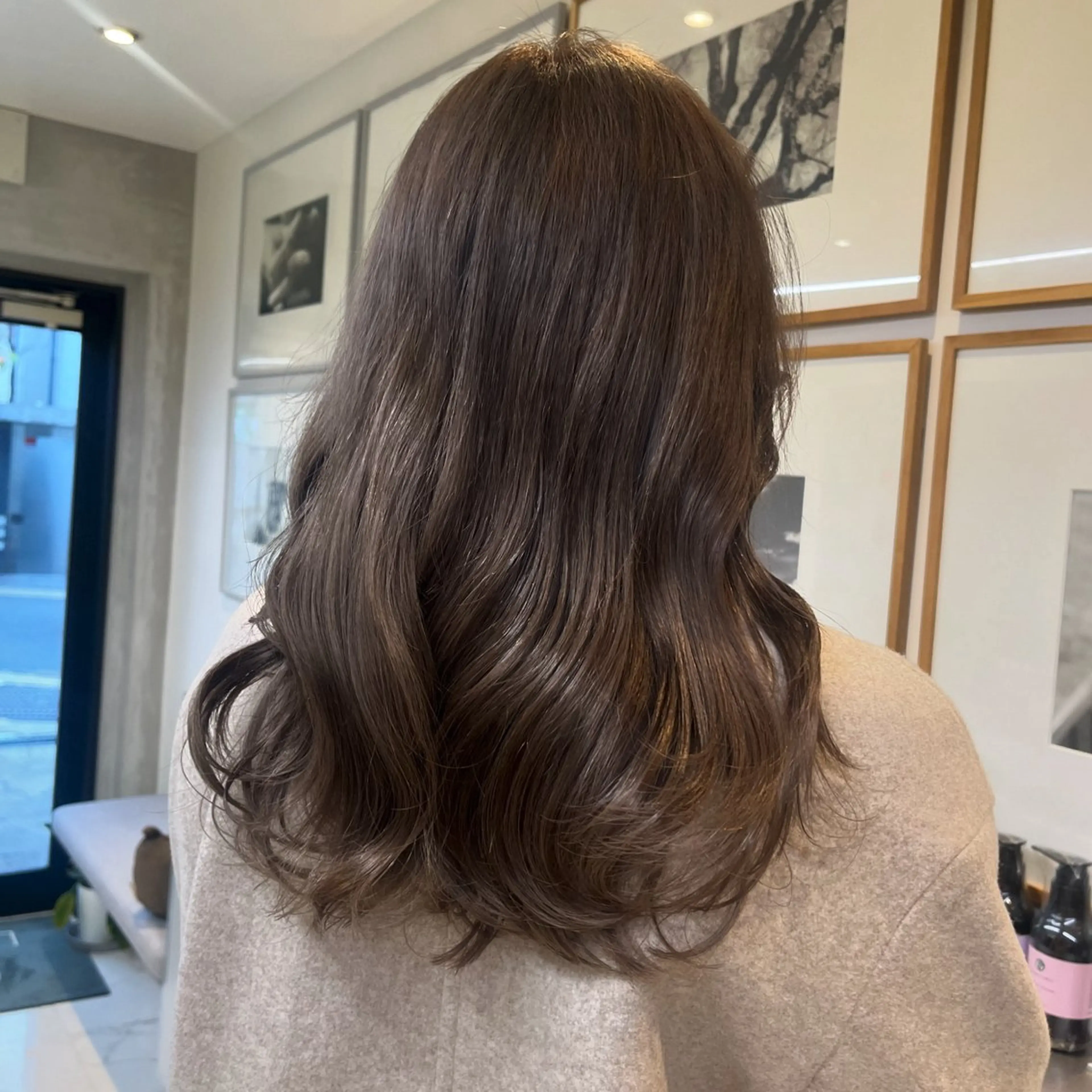 セミロング カラー ベージュカラー 透明感カラー ハイトーンカラー ミルクティーベージュ ペールベージュ ヘアカラー トリートメント ヘッドスパ ヘアセット カジュアルを女っぽく 𝗮𝘆𝗮𝗰𝗼のヘアスタイル