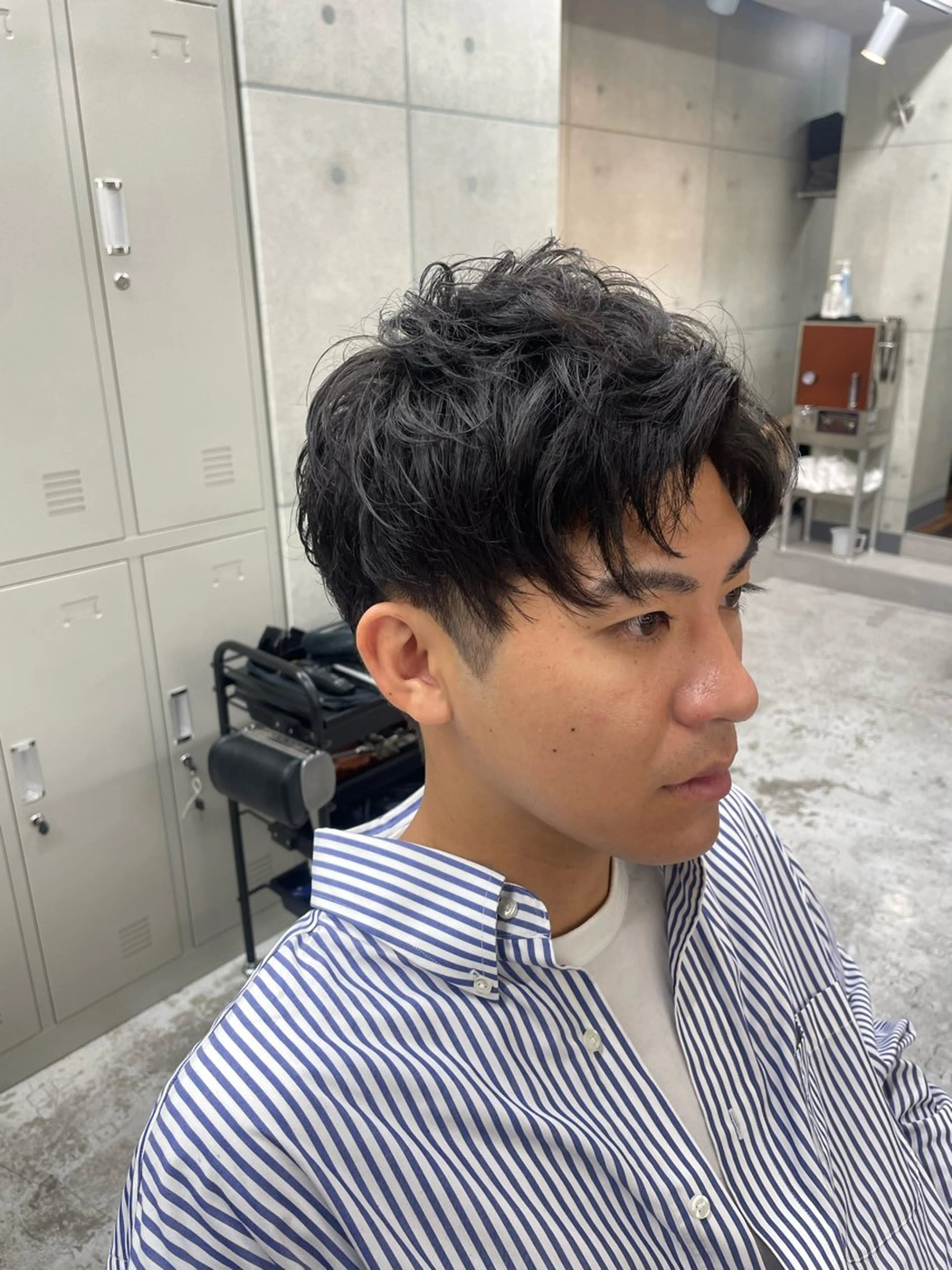 ミディアム メンズ ミディアムパーマ アップバング メンズブリーチ センターパート フェードカット CHROM TOKYO A.L.T所属・【メンズ・カット】 藪 清正のヘアスタイル