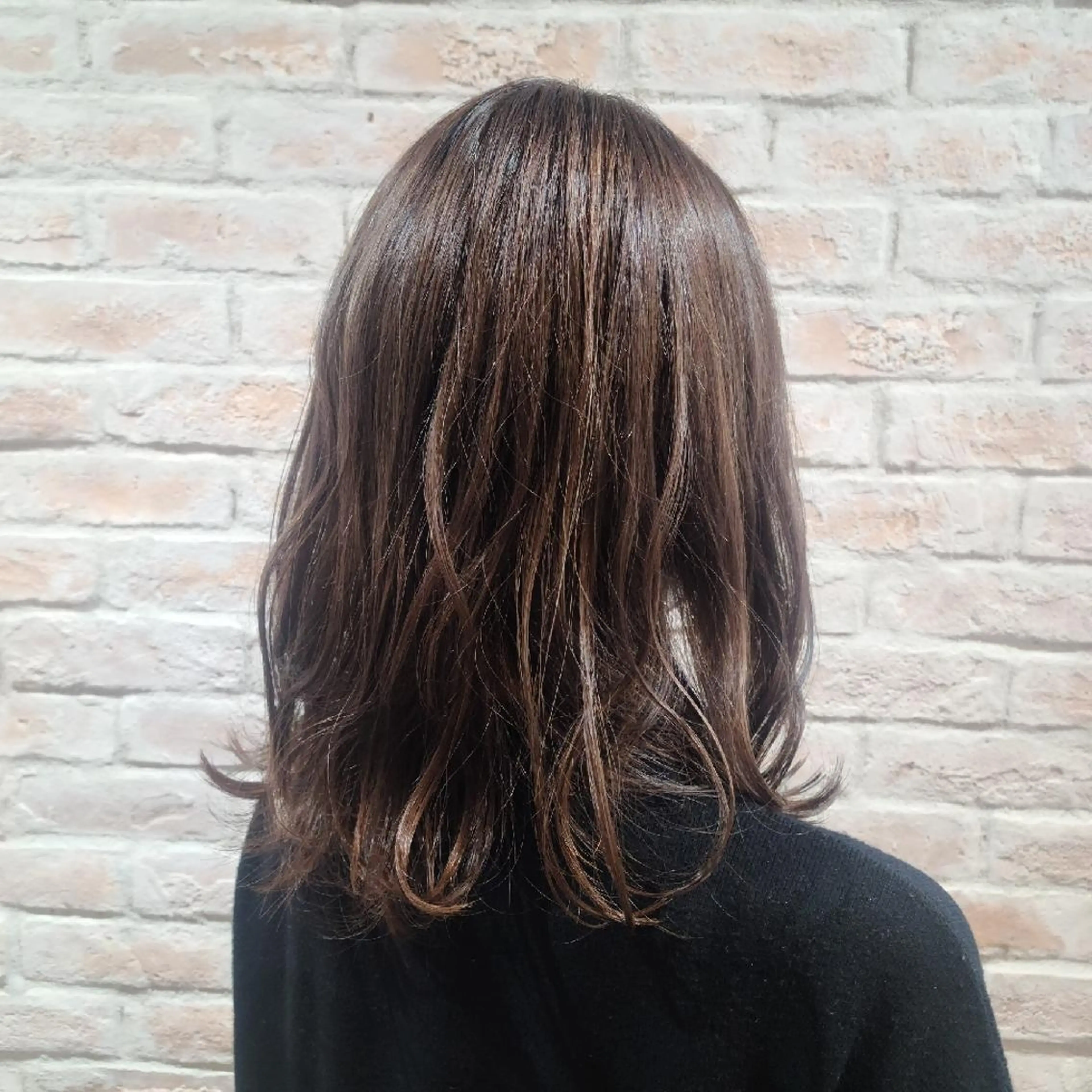 ミディアム 赤松 摩美のヘアスタイル