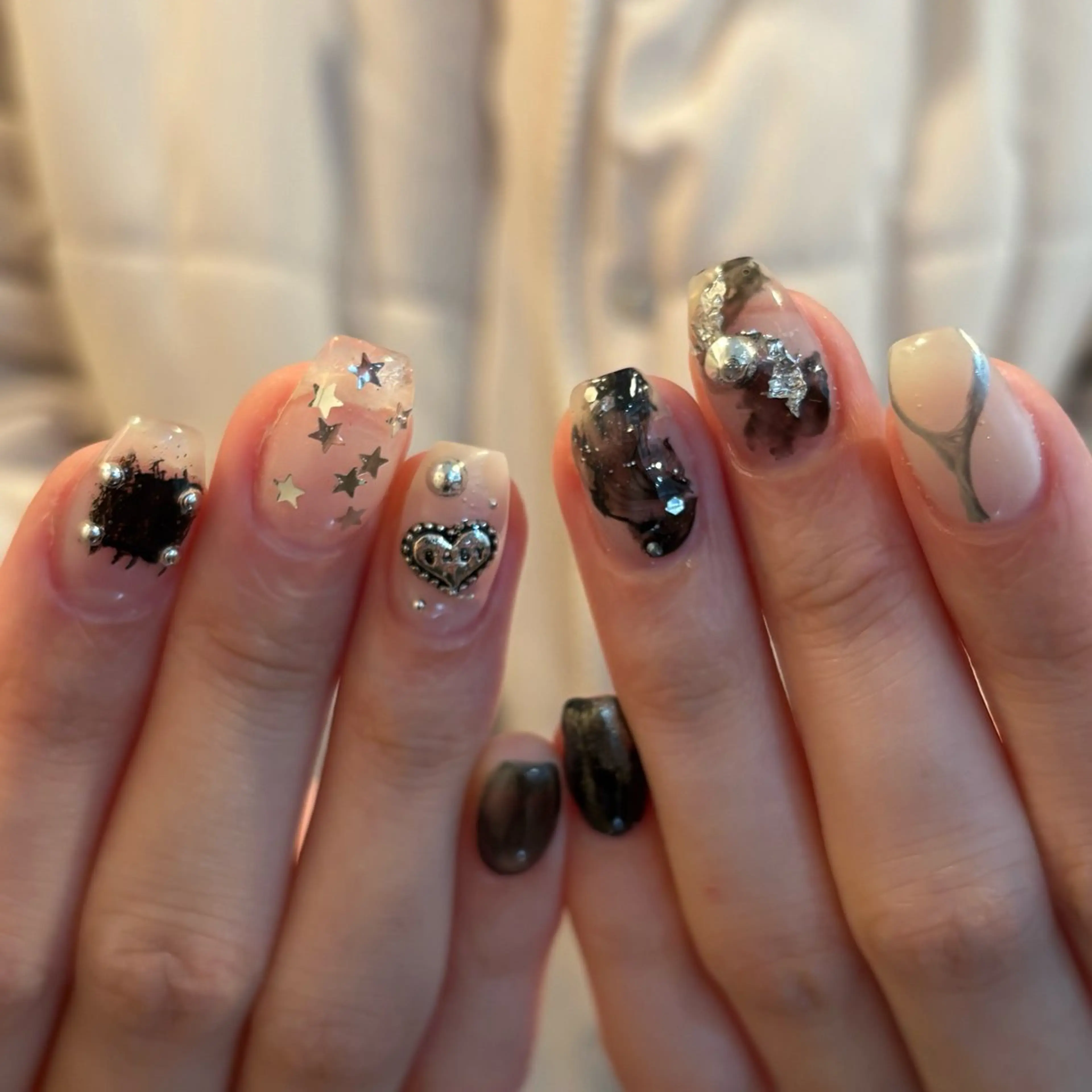 ネイル ハンドネイル フットネイル 🪐富島彩夏 /海外nail🪐のネイルデザイン