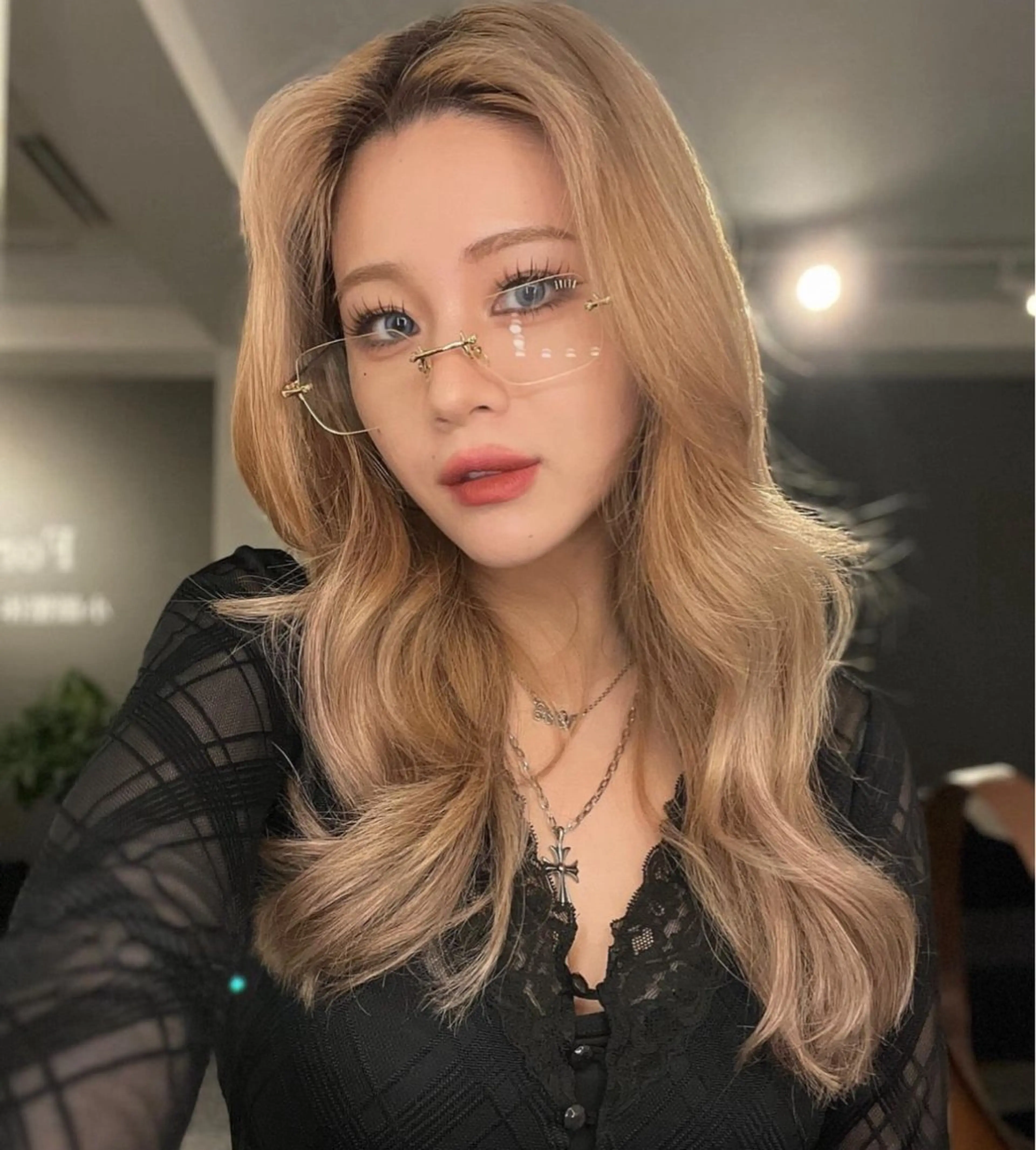 ロング ヘアカラー 韓国ヘア×ハイトーン AYA💫のヘアスタイル