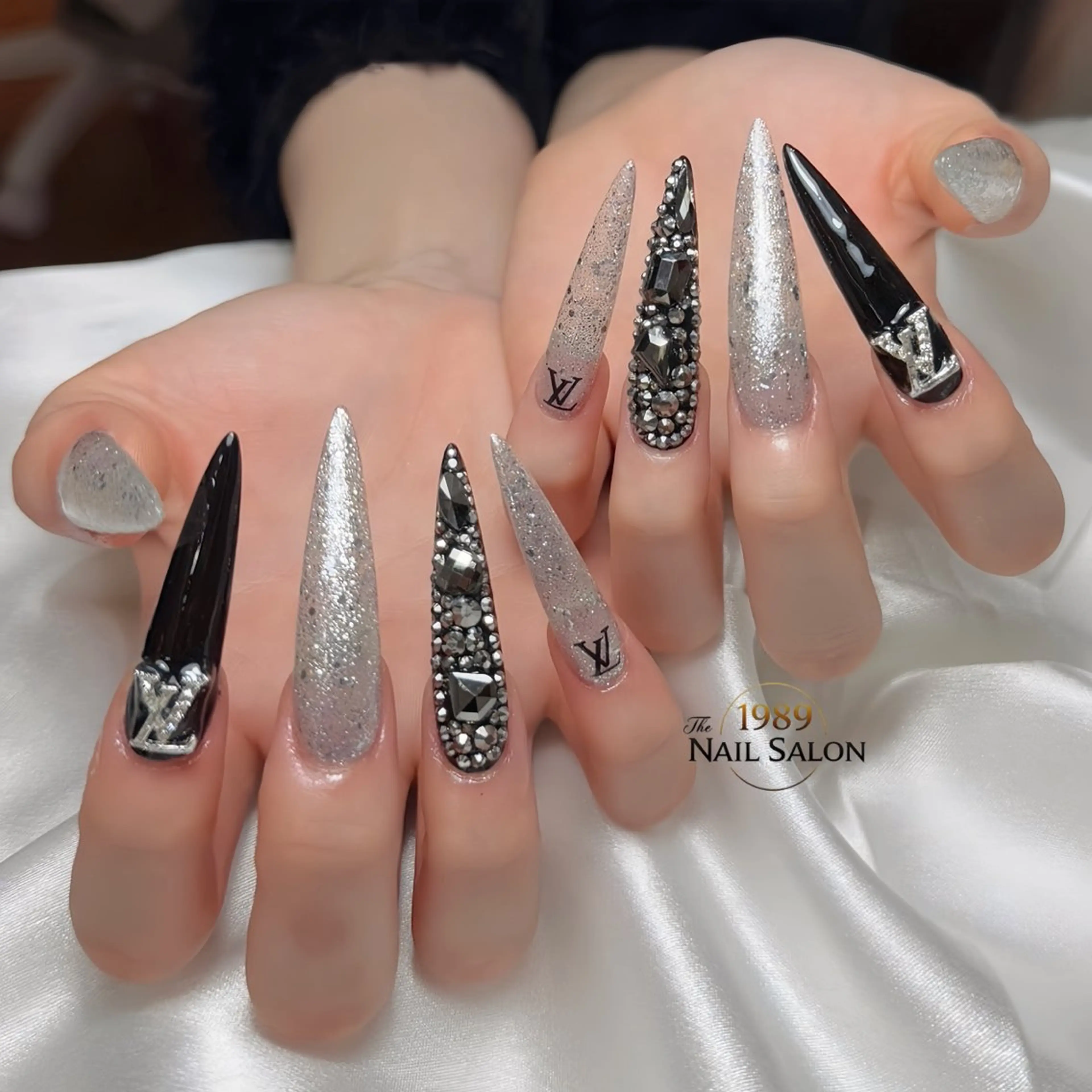 ネイル ロングネイル スーパーロングネイル ハンドネイル The 1989 Nail Salonのネイルデザイン