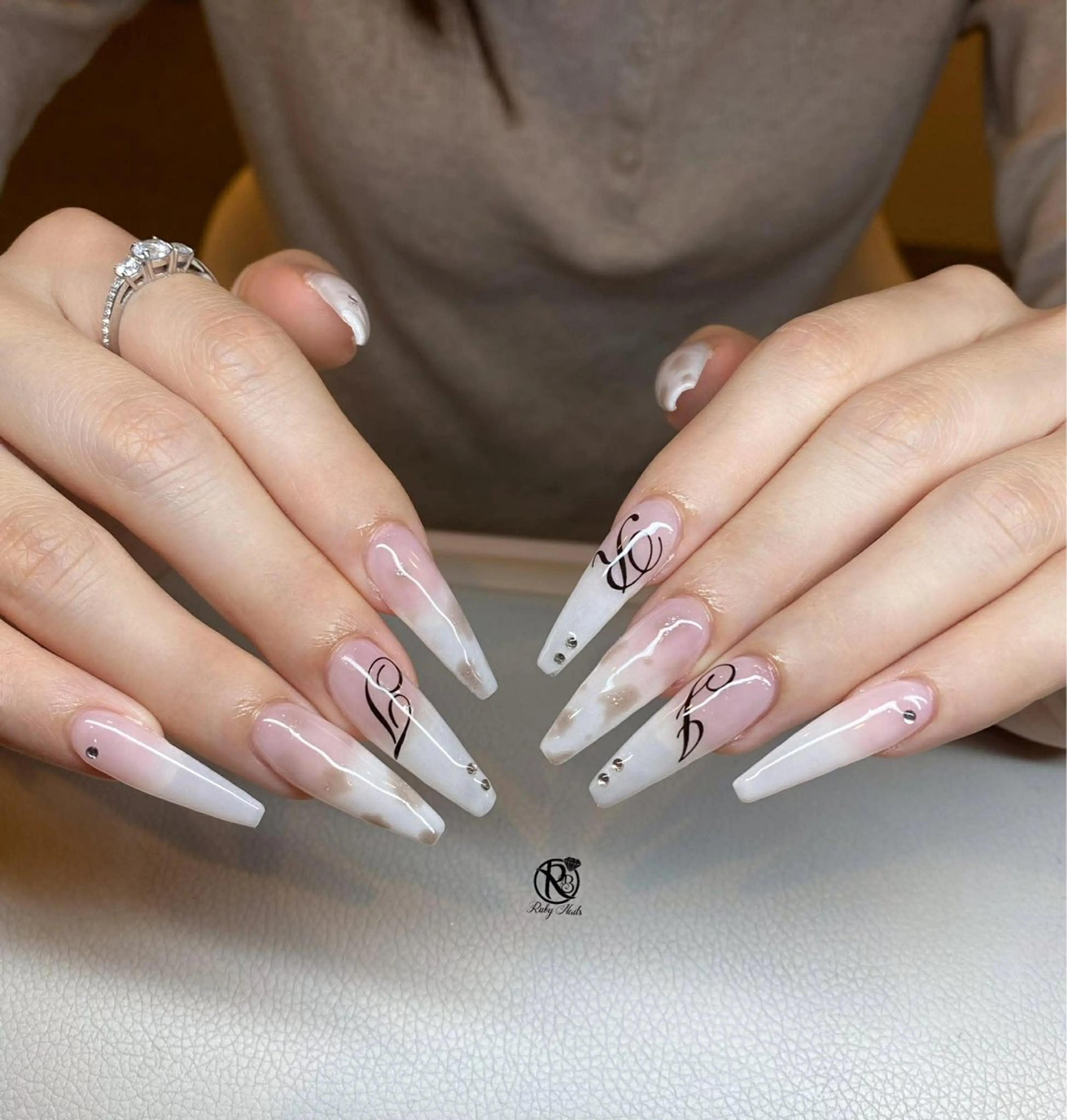 ネイル ボルドー ブラウン チークネイル ドット フットネイル ハンドネイル Ruby Nail 霞ヶ関店のネイルデザイン